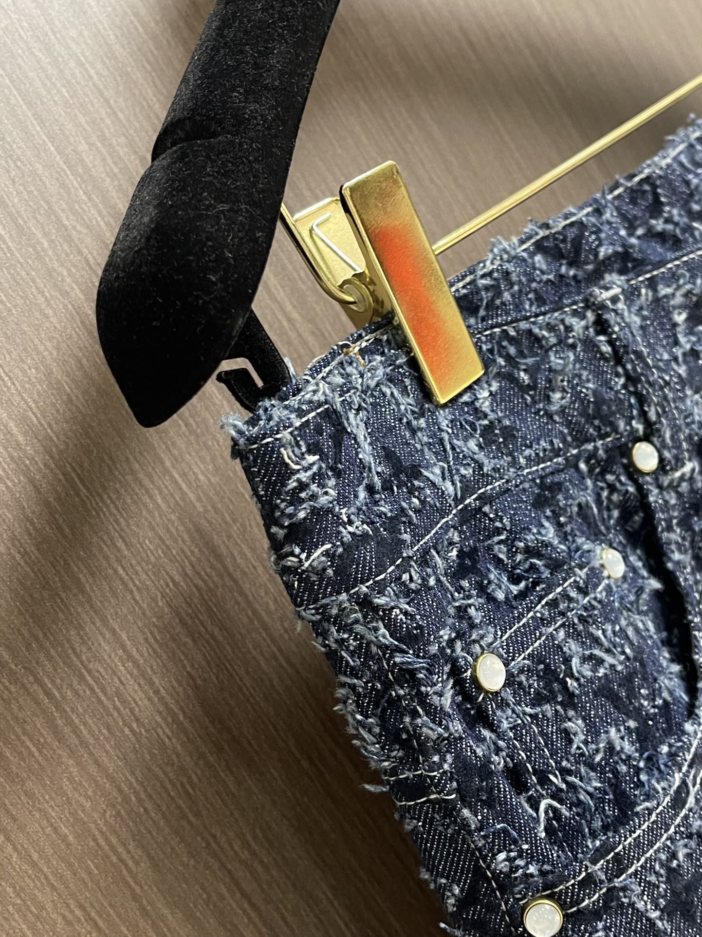 牛仔裤LV 2025FW流苏直筒宽松连帽牛仔外套牛仔裤套装。复古赛络纺提花露纱面料，通过洗水及砂石打磨，