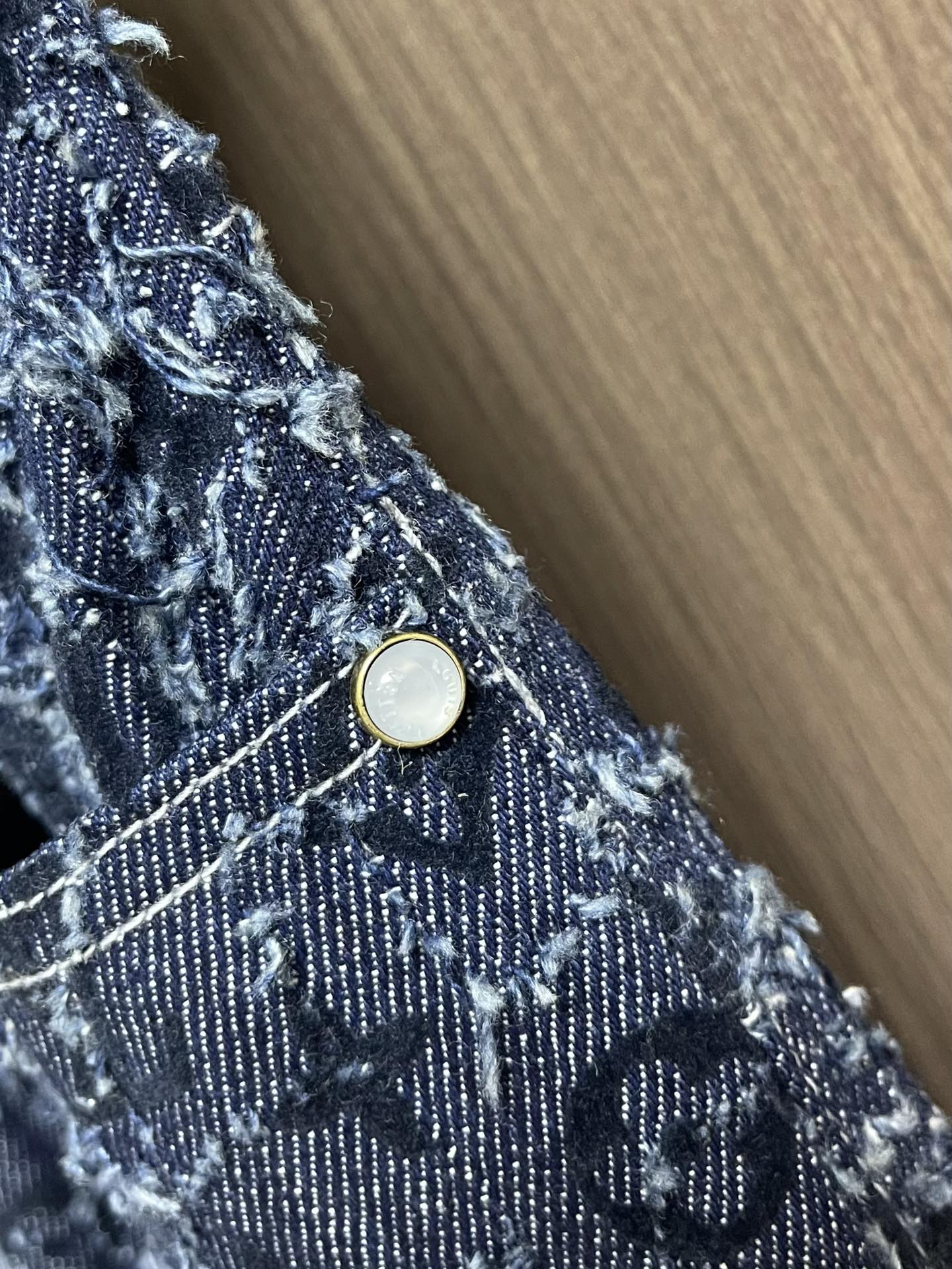 牛仔裤LV 2025FW流苏直筒宽松连帽牛仔外套牛仔裤套装。复古赛络纺提花露纱面料，通过洗水及砂石打磨，