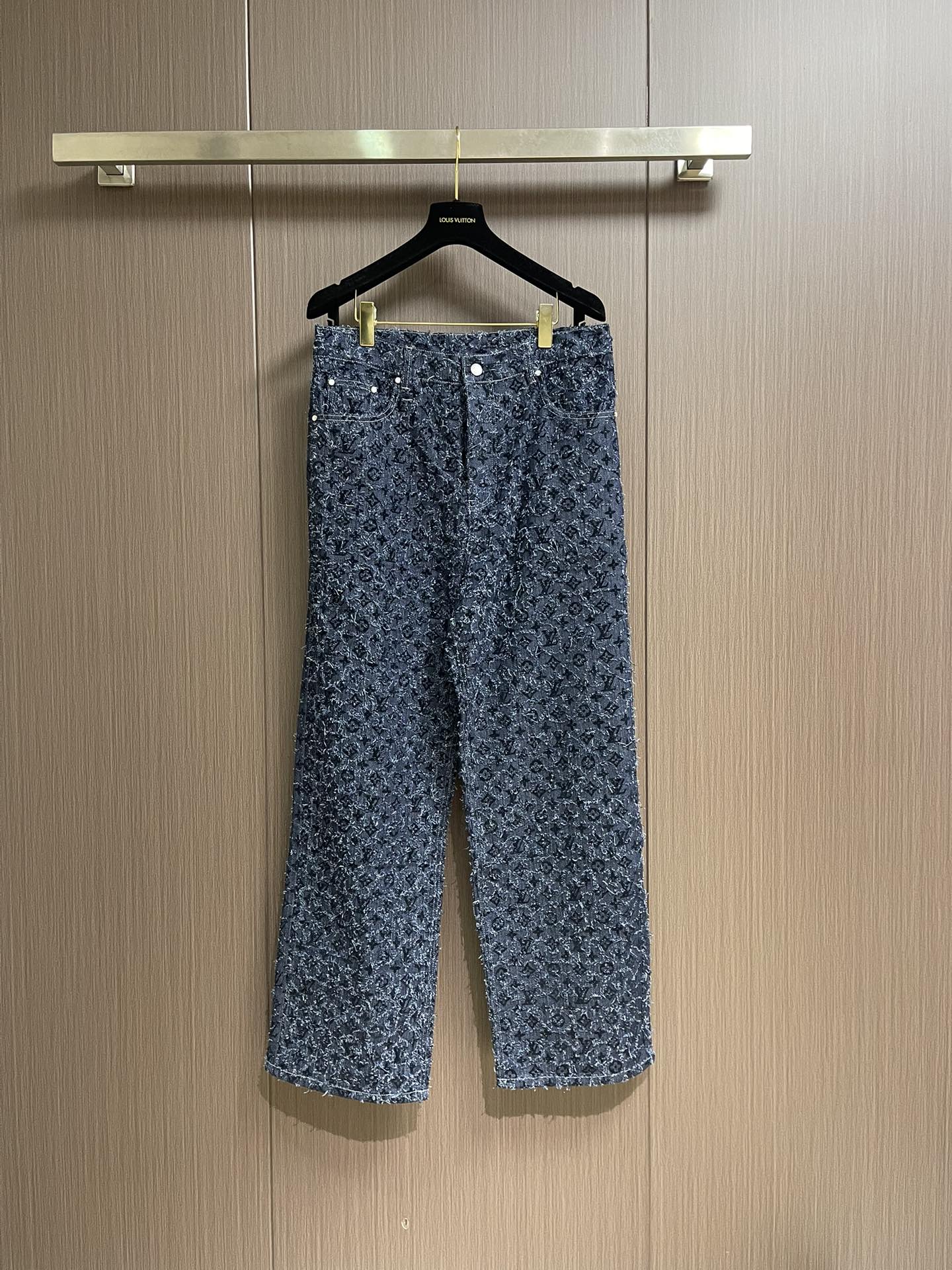 牛仔裤LV 2025FW流苏直筒宽松连帽牛仔外套牛仔裤套装。复古赛络纺提花露纱面料，通过洗水及砂石打磨，