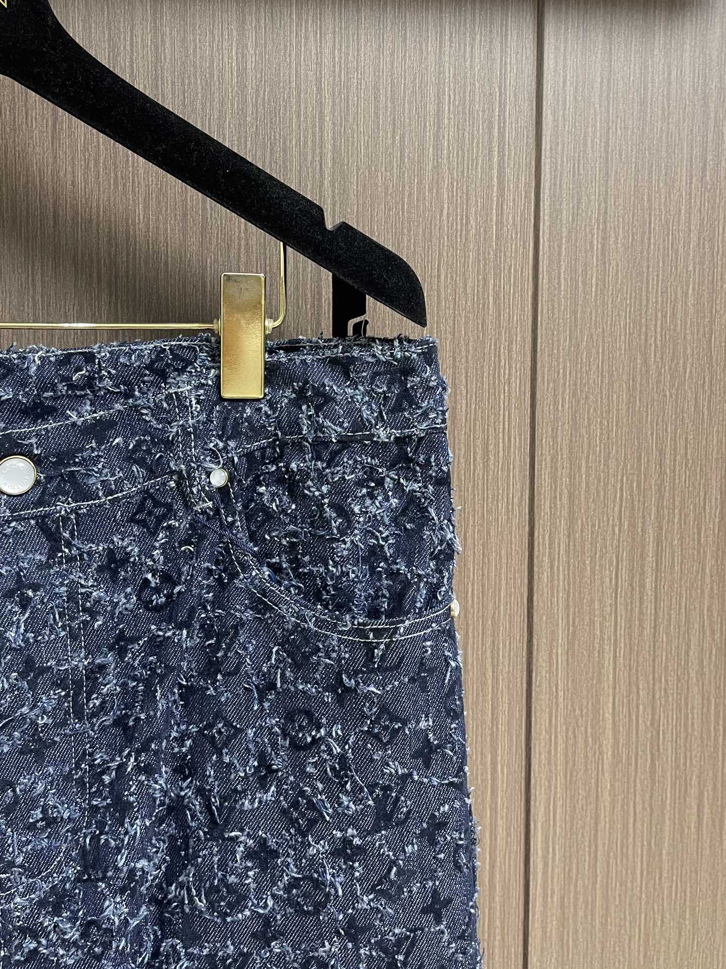 牛仔裤LV 2025FW流苏直筒宽松连帽牛仔外套牛仔裤套装。复古赛络纺提花露纱面料，通过洗水及砂石打磨，