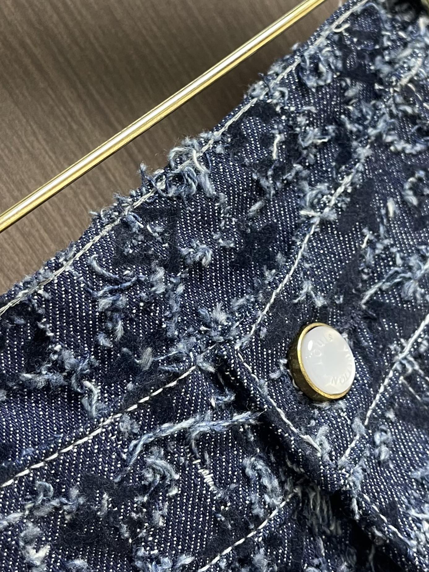 牛仔裤LV 2025FW流苏直筒宽松连帽牛仔外套牛仔裤套装。复古赛络纺提花露纱面料，通过洗水及砂石打磨，