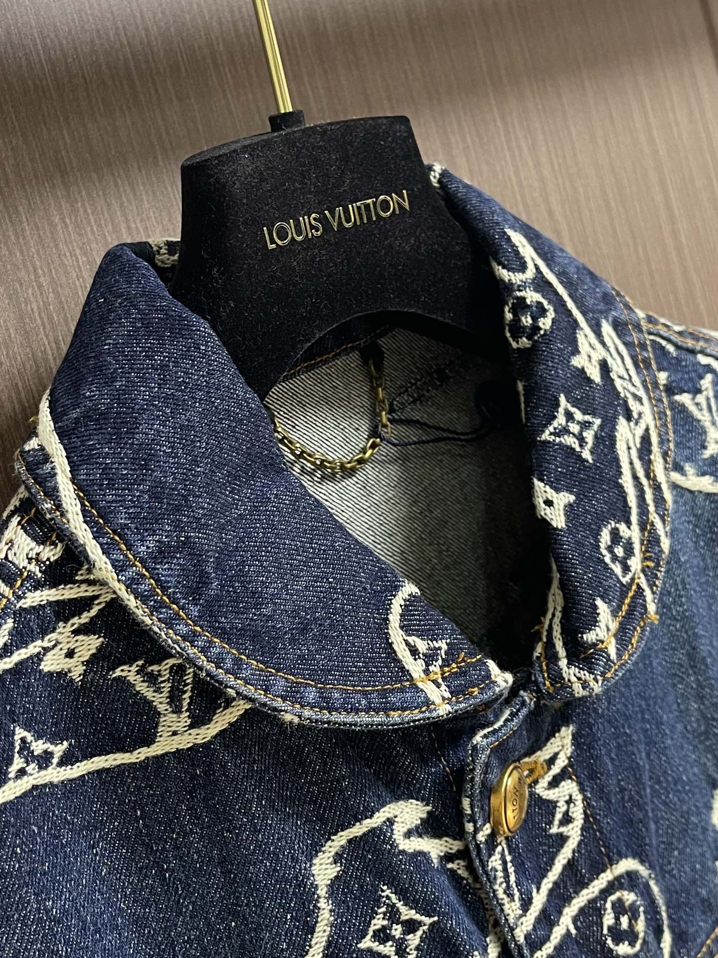 上衣LV 云朵滑板牛仔外套牛仔裤套装，本款水洗滑板牛仔出自 PharrellWilliams 与 Nig