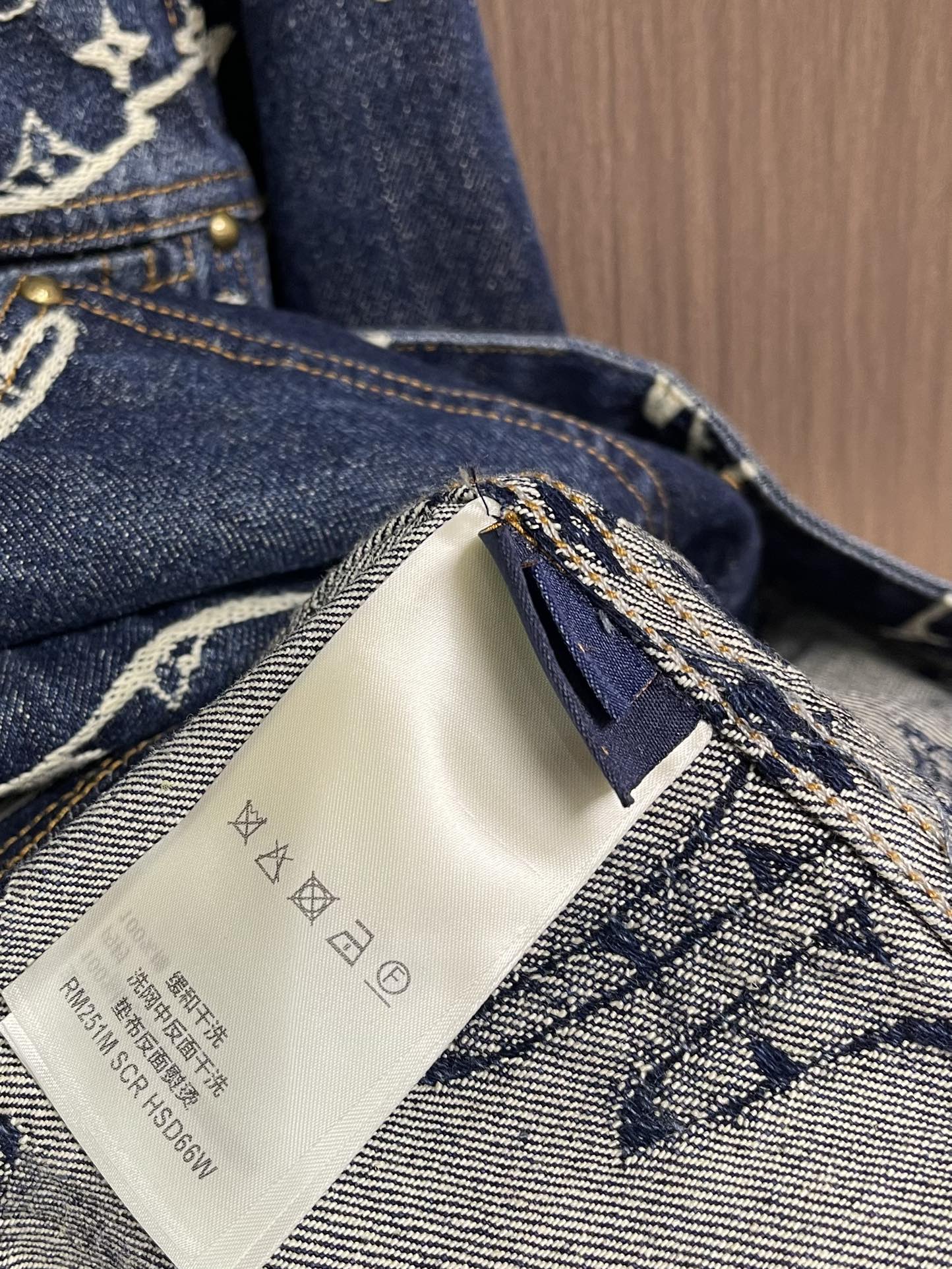 上衣LV 云朵滑板牛仔外套牛仔裤套装，本款水洗滑板牛仔出自 PharrellWilliams 与 Nig