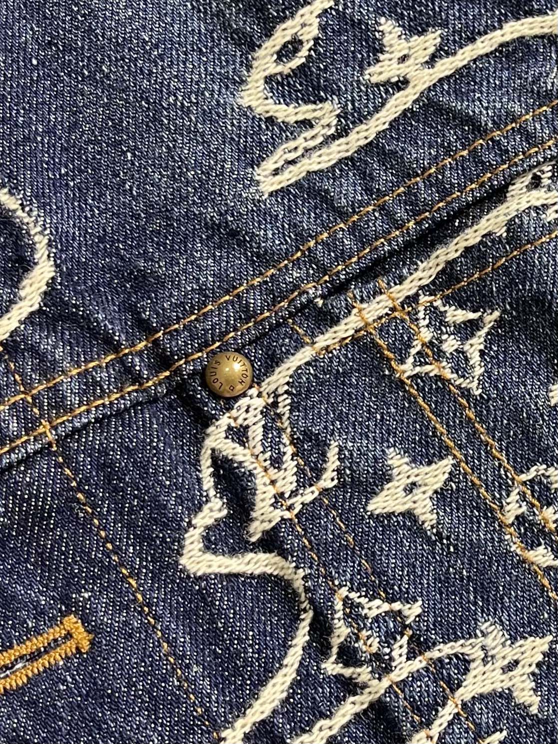 上衣LV 云朵滑板牛仔外套牛仔裤套装，本款水洗滑板牛仔出自 PharrellWilliams 与 Nig