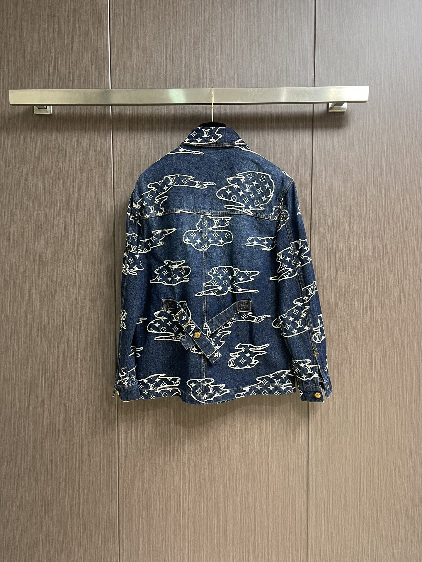 上衣LV 云朵滑板牛仔外套牛仔裤套装，本款水洗滑板牛仔出自 PharrellWilliams 与 Nig