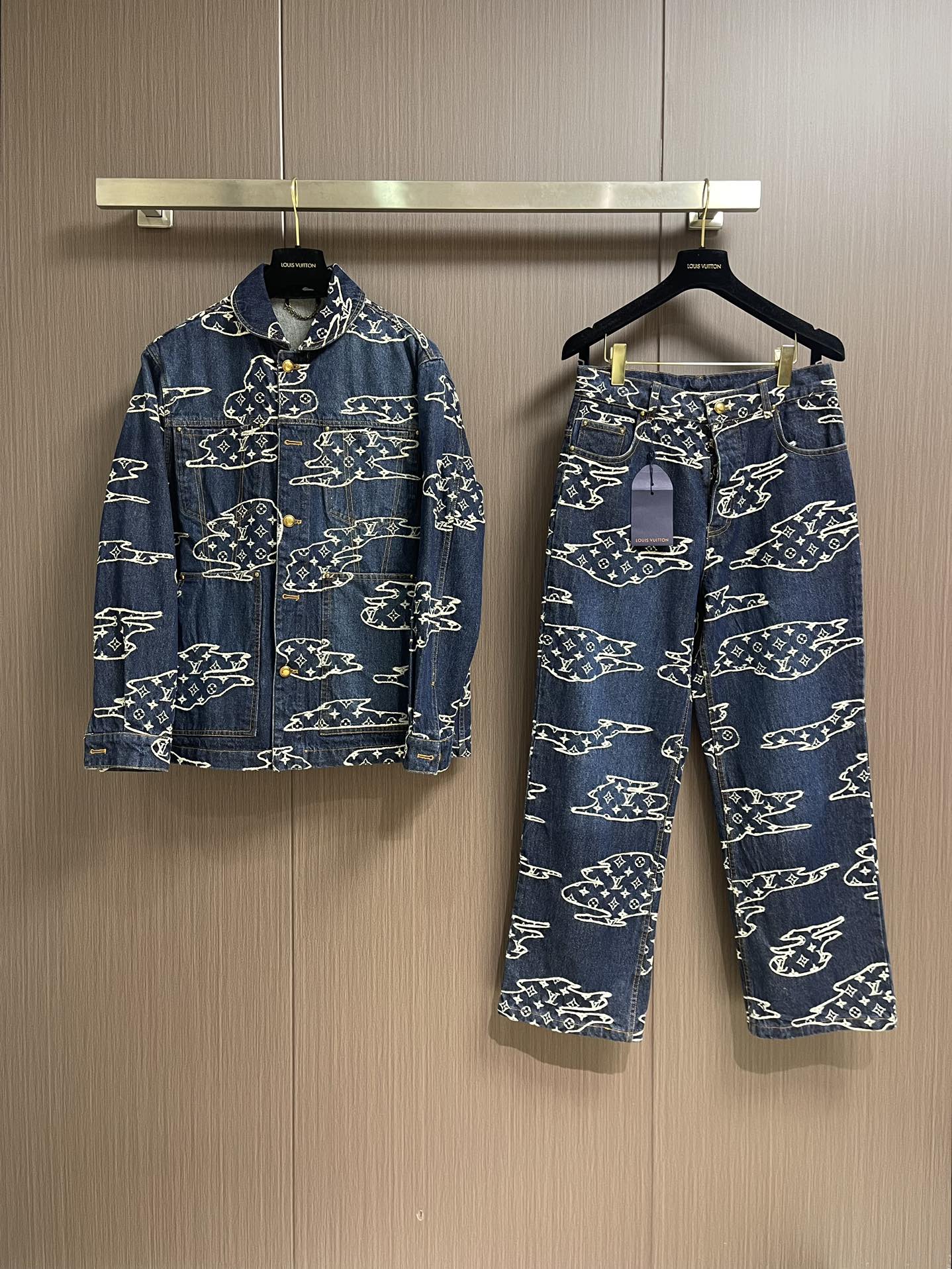 牛仔裤 LV 云朵滑板牛仔外套牛仔裤套装，本款水洗滑板牛仔出自 PharrellWilliams 与 N