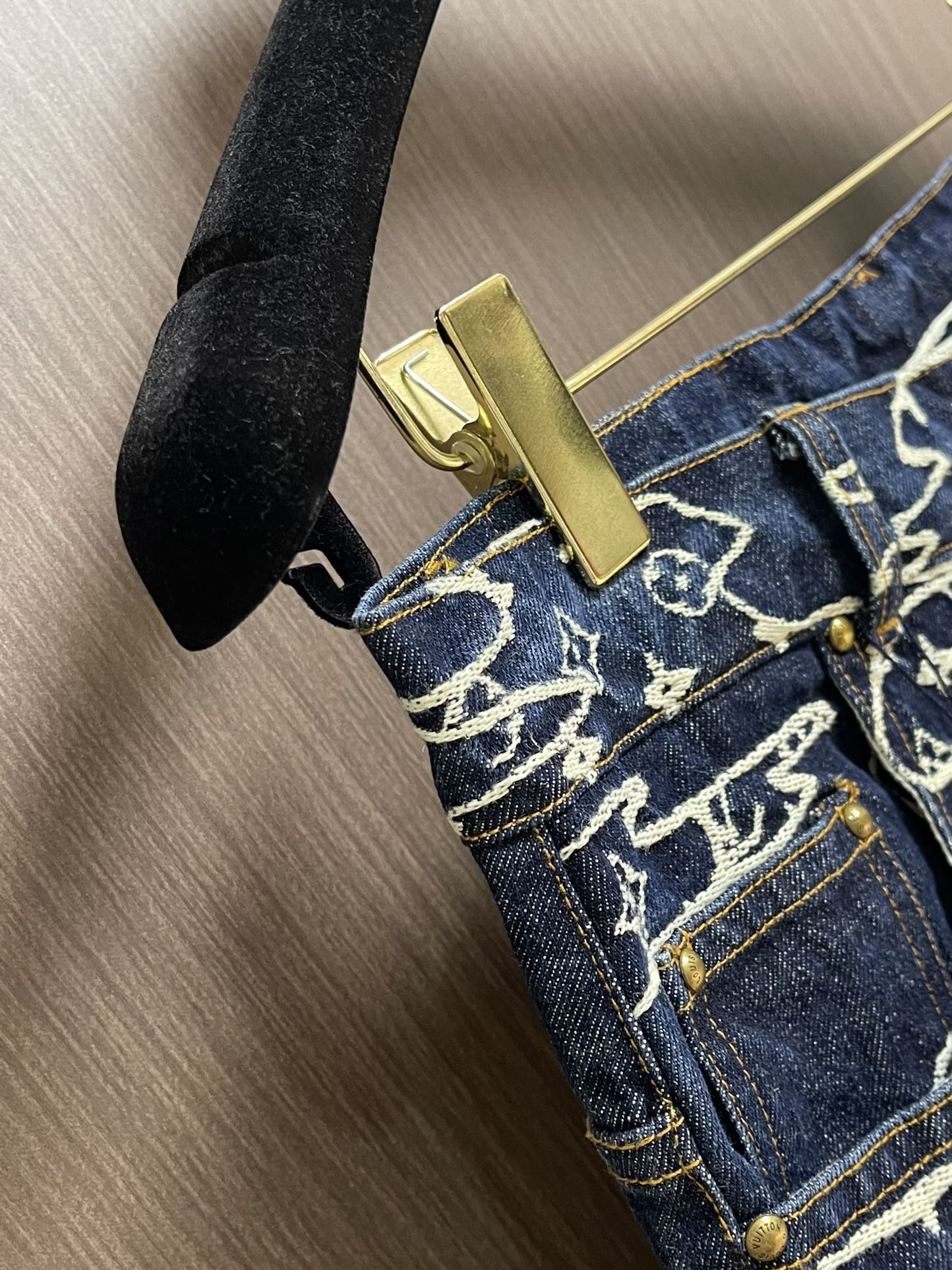 牛仔裤 LV 云朵滑板牛仔外套牛仔裤套装，本款水洗滑板牛仔出自 PharrellWilliams 与 N