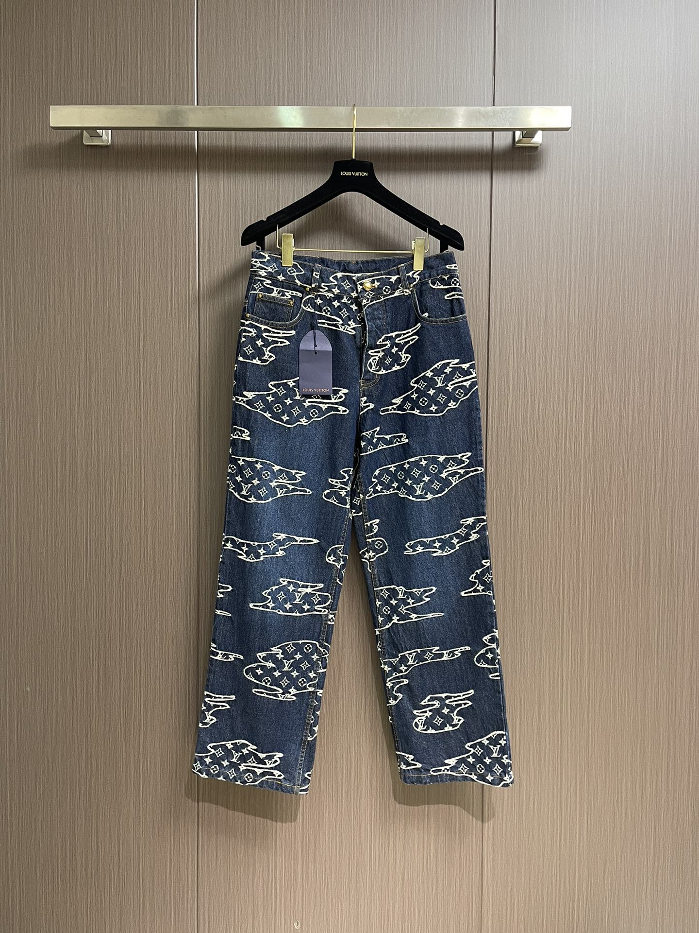 牛仔裤 LV 云朵滑板牛仔外套牛仔裤套装，本款水洗滑板牛仔出自 PharrellWilliams 与 N