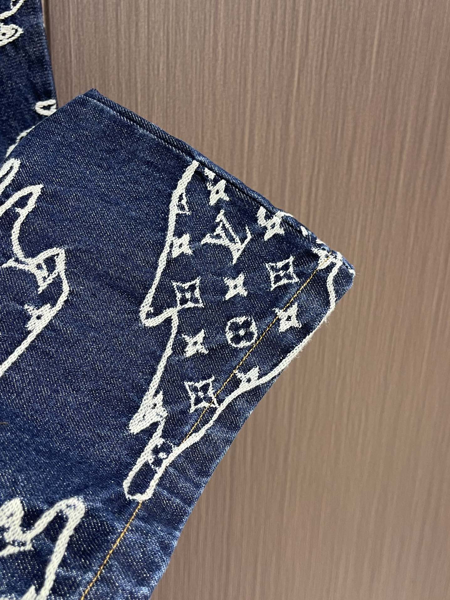 牛仔裤 LV 云朵滑板牛仔外套牛仔裤套装，本款水洗滑板牛仔出自 PharrellWilliams 与 N