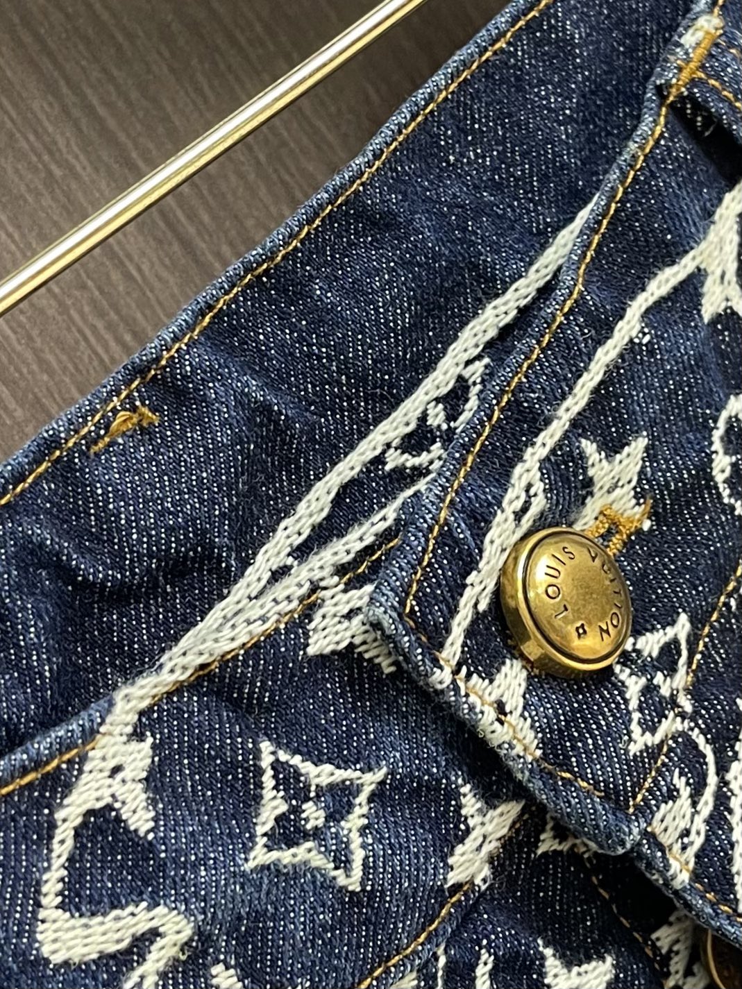 牛仔裤 LV 云朵滑板牛仔外套牛仔裤套装，本款水洗滑板牛仔出自 PharrellWilliams 与 N