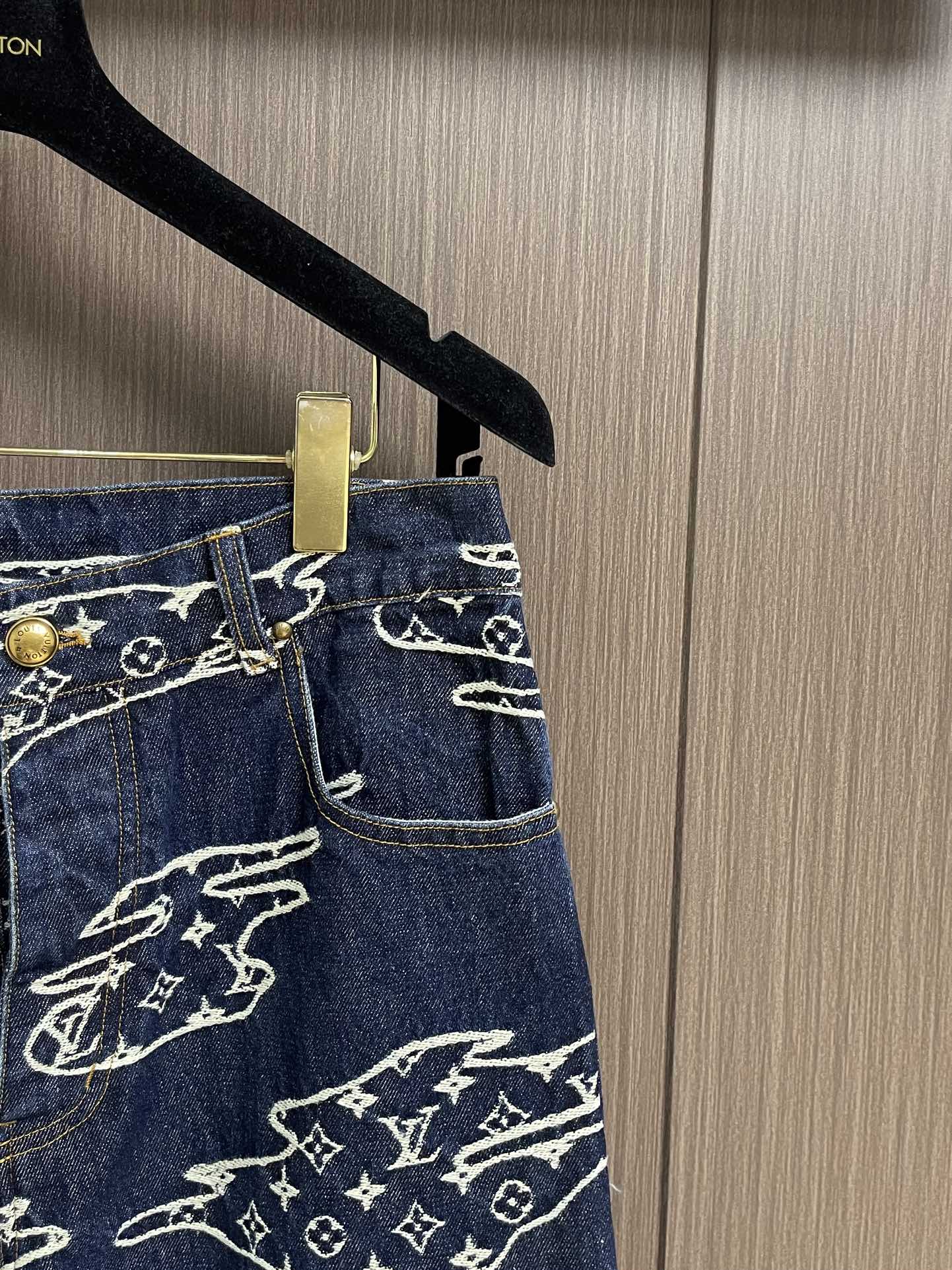 牛仔裤 LV 云朵滑板牛仔外套牛仔裤套装，本款水洗滑板牛仔出自 PharrellWilliams 与 N