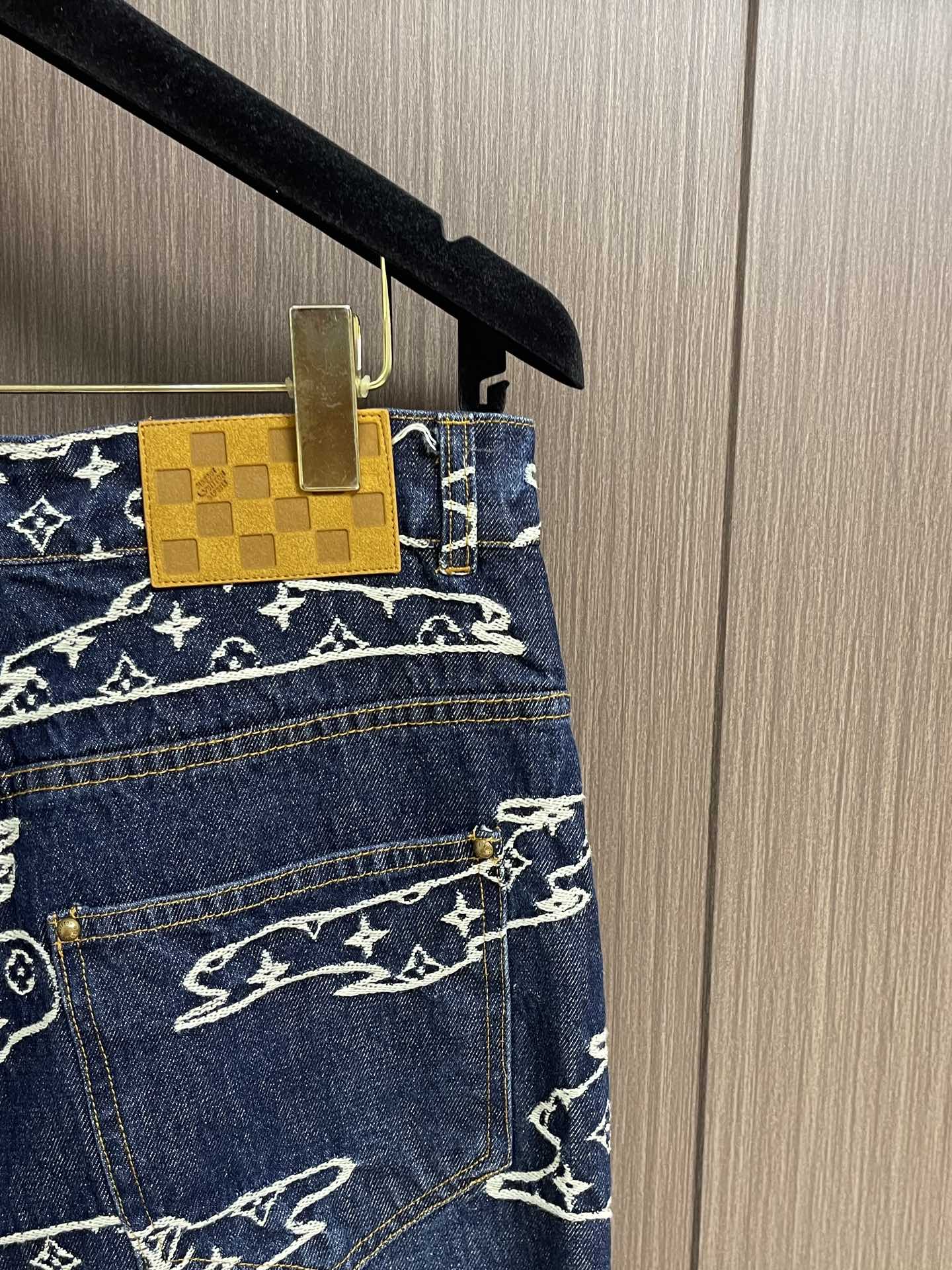 牛仔裤 LV 云朵滑板牛仔外套牛仔裤套装，本款水洗滑板牛仔出自 PharrellWilliams 与 N