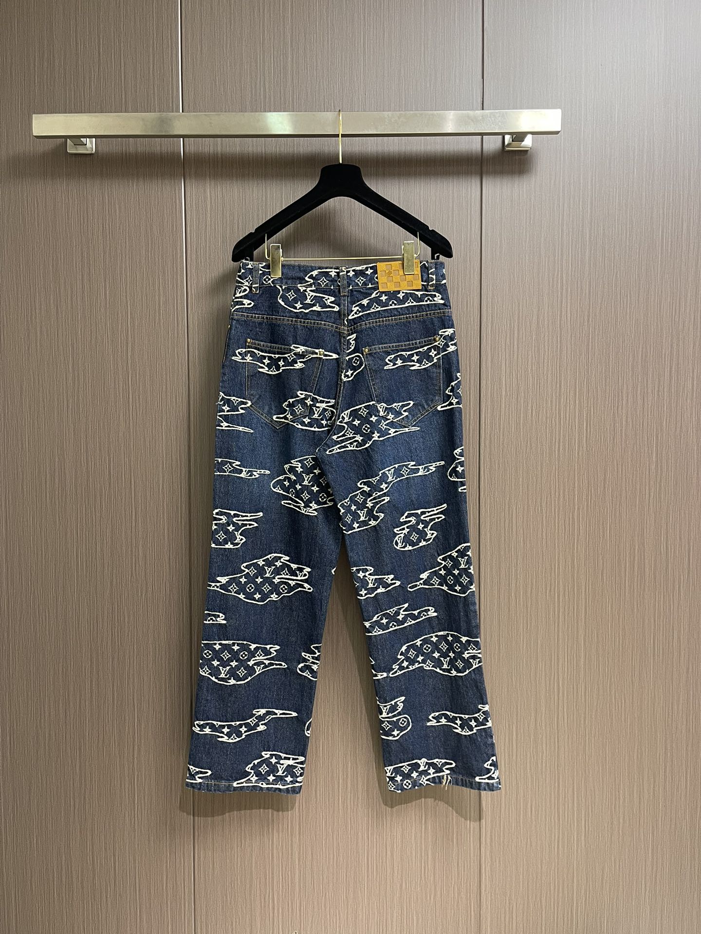 牛仔裤 LV 云朵滑板牛仔外套牛仔裤套装，本款水洗滑板牛仔出自 PharrellWilliams 与 N