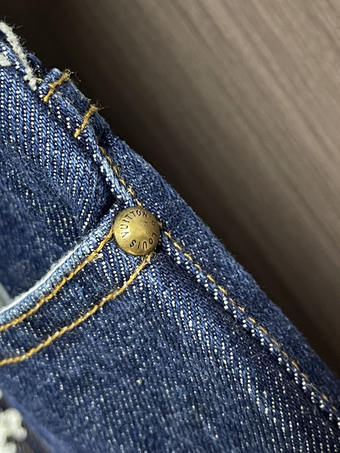 牛仔裤 LV 云朵滑板牛仔外套牛仔裤套装，本款水洗滑板牛仔出自 PharrellWilliams 与 N