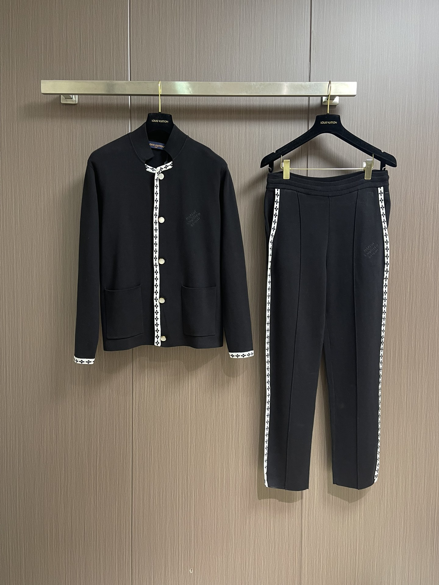 NO:519033,Tops, pants, LV knitted college style suit jacket casual pants suit, this suit jacket is made of delicate wool knitted to create a soft configuration, and uses contrasting Monogram floral trim to stretch the college style, and then uses pearlescent buttons to release the Dandy atmosphere. Military collar and chest embroidered logos reveal modern brushstrokes. Size S-XL,,louis vuitton, jackets & coats, business suit, alexander wang19860909上衣 裤子 LV 针织学院风西装夹克休闲裤套装,本款西装夹克采用细腻绵羊毛针织构筑柔和构型,以撞色 Monogram 花卉饰边舒展学院风范,再借珠光纽扣释放丹迪气息.军装衣领和胸前刺绣标识展露摩登笔触.尺码S-XL,,louis vuitton,jackets & coats,business suit,alexander wang,Men's clothing