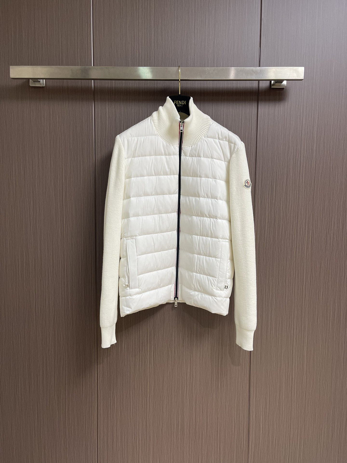 NO:520312,Moncler's new Cardigan stand-alone collar spliced ​​down jacket knitted jacket, using high-quality cotton materials and high-quality white duck down fillings, providing warm protection in early autumn and spring. At the same time, its light and light design also makes this down jacket more suitable for daily wear. The new knitted stand-alone collar design is simple but not without fashion, and it shows a unique fashion aesthetic and personality. Size 1-2-3-4-5,, jackets & coats, down jacket, alexander wang19860909Moncler 新款Cardigan立领拼接羽绒服针织外套,使用高品质的棉质材料和优质的白鸭绒填充物,早秋春轻薄提供了温暖的保护 同时,其轻薄的设计也让这款羽绒服更加适合日常穿着 全新的针织立领设计,简约而不失时尚感 更具展现出独特的时尚美感和个性.尺码1-2-3-4-5,,jackets & coats,down jacket,alexander wang,Men's clothing