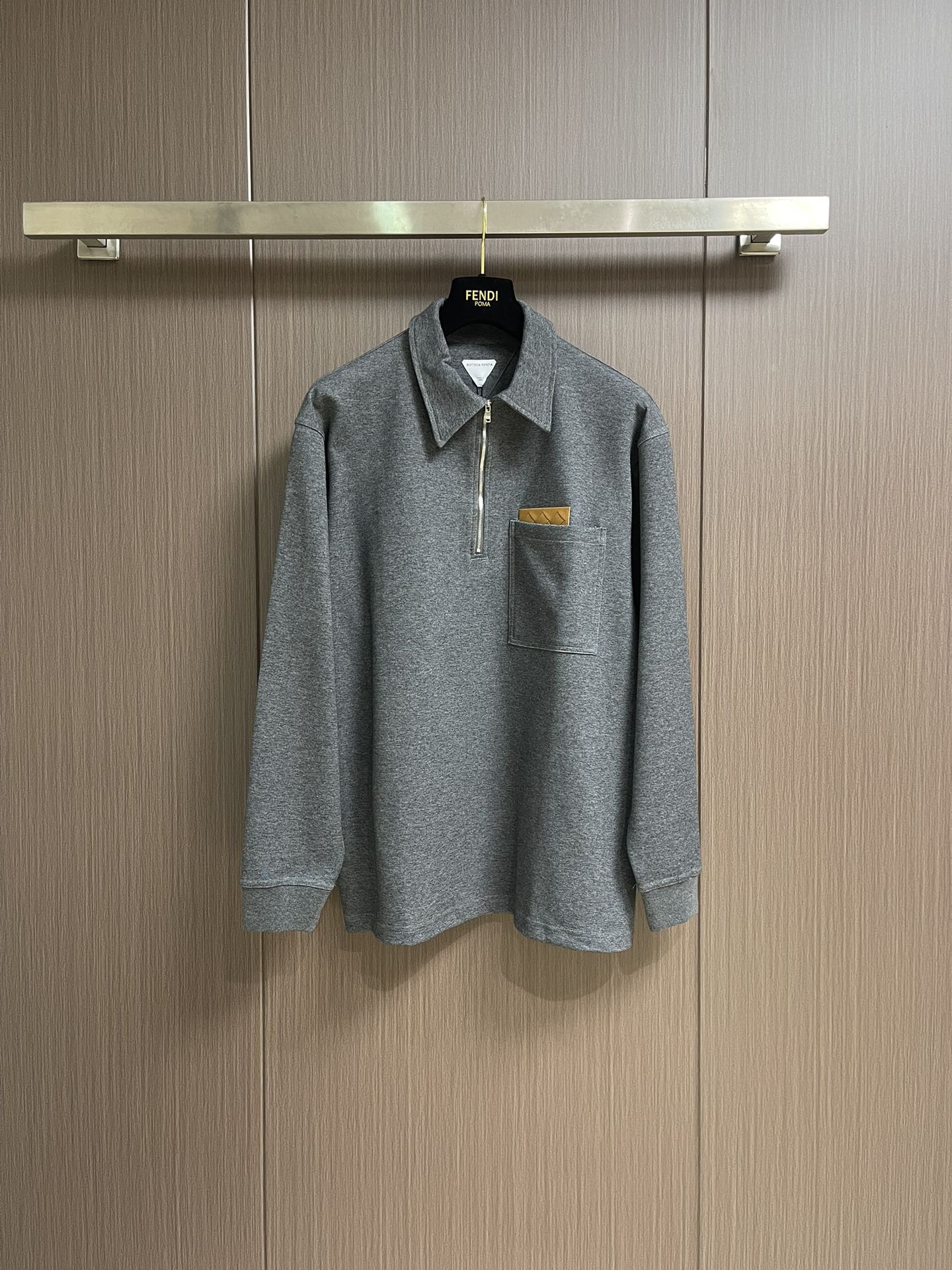 NO:518381,BV diamond-shaped leather lapel semi-zipper PoLo, cotton double-sided fabric, washable woven suede front patch, semi-pull-lap shirt style, full set of auxiliary materials, using 32S double-sided fine cotton fabric, 330g; matched with 21S double-yarn 1*1 rib 360g. Combed cotton-polyester blended yarn, the yarn fineness is medium thicker than conventional lines, giving the fabric a stronger skeleton feel and clarity. Double-sided process knitting, the front and back are smooth longitudinal patterns, no curling, and the thickness and compactness are higher than ordinary jersey knitted fabrics. The fabric has a strong drape and is not easy to float for contour cutting. Size S-XL, bottega veneta,shirts,alexander wang19860909BV 菱格皮翻领半拉链PoLo,棉质双面面料、可水洗编织绒面革正面贴饰、半拉翻领衬衫版型、全套辅料配备,采用32S双面精棉面料,330g；搭配21S双纱1*1罗纹360g.精梳棉涤混纺纱处理,纱线细度中等比常规纹路更粗狂,赋予面料更强的骨架感和挺括度.双面工艺处理编织,正反面均为平滑的纵向纹路,无卷边性,厚度和密实度高于普通平纹针织布.面料处理垂坠感强,不易飘浮适合廓形剪裁.尺码S-XL,,bottega veneta,shirts,alexander wang,Men's clothing