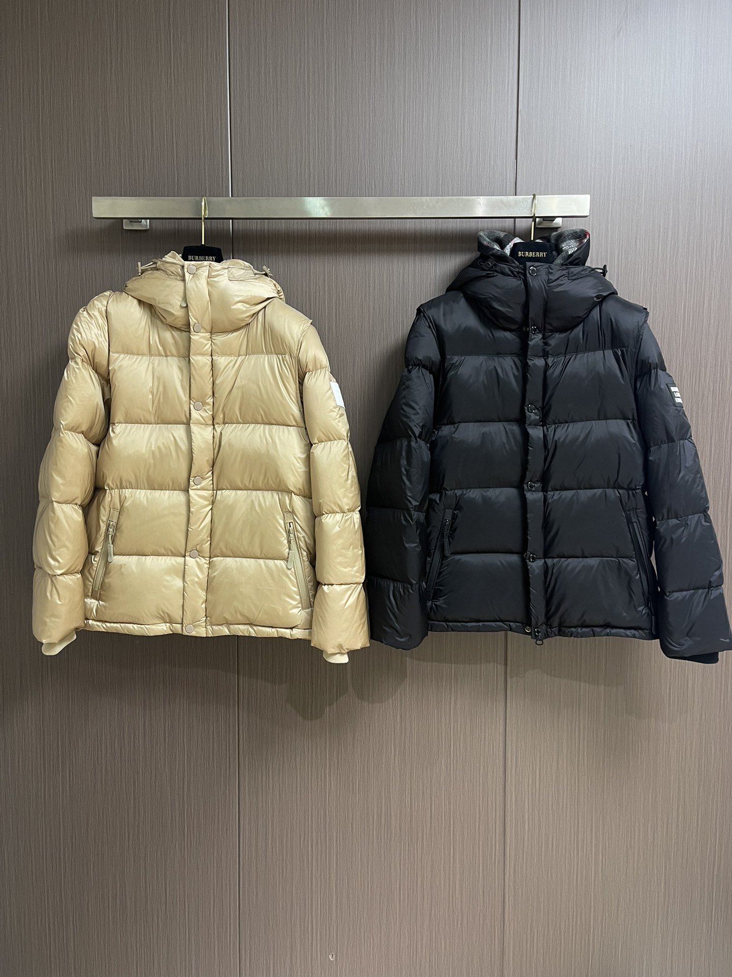Burberry 可拆式衣袖连帽羽绒服，复古格纹内衬的高领与连帽 可拆袖变马甲造型 上身效果超级棒 舒适