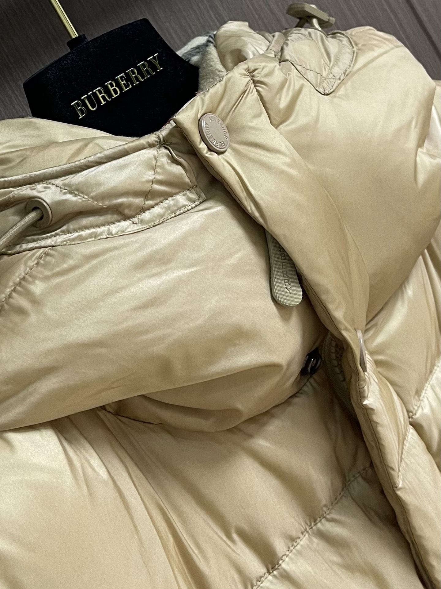 Burberry 可拆式衣袖连帽羽绒服，复古格纹内衬的高领与连帽 可拆袖变马甲造型 上身效果超级棒 舒适