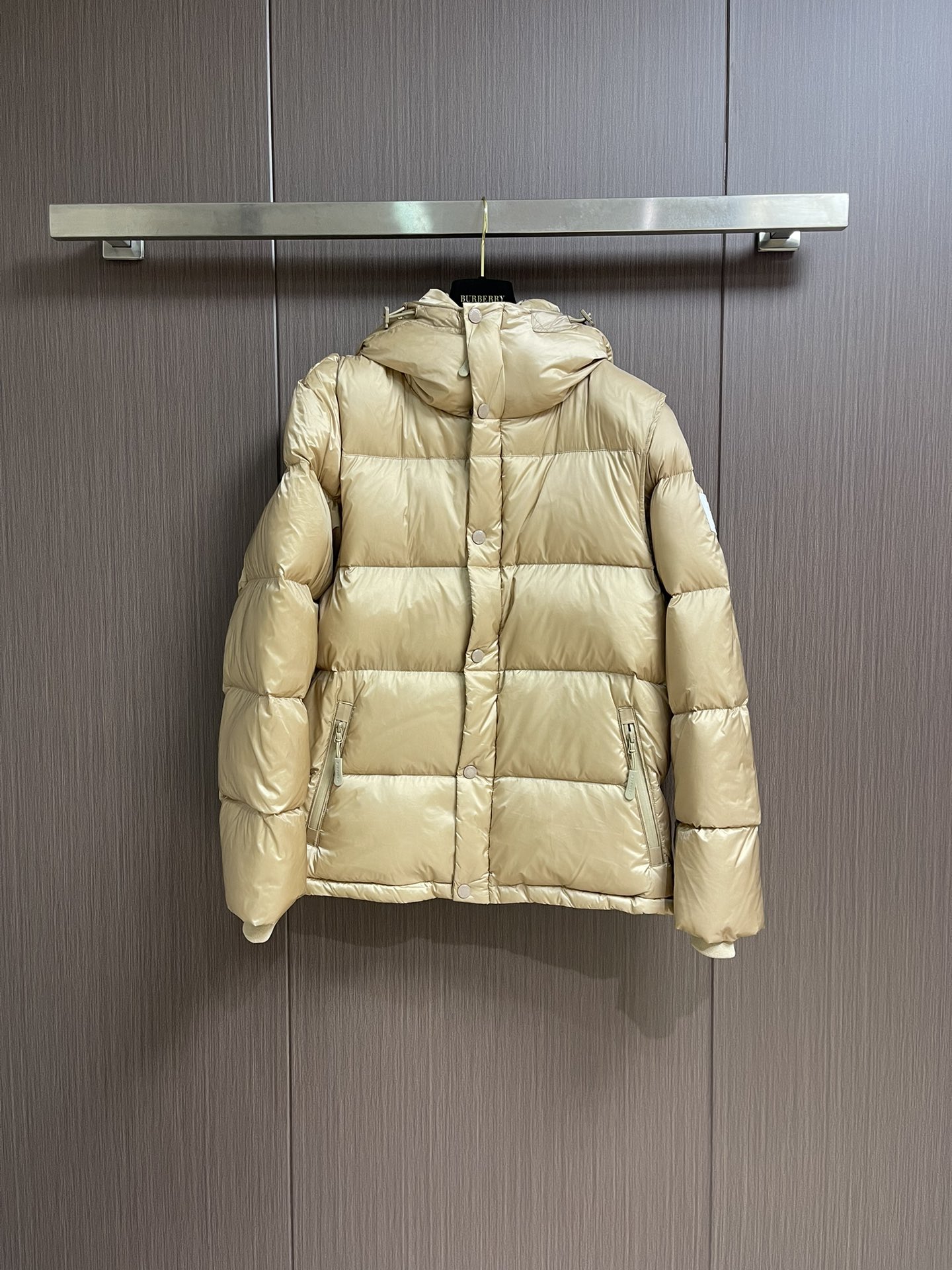 Burberry 可拆式衣袖连帽羽绒服，复古格纹内衬的高领与连帽 可拆袖变马甲造型 上身效果超级棒 舒适