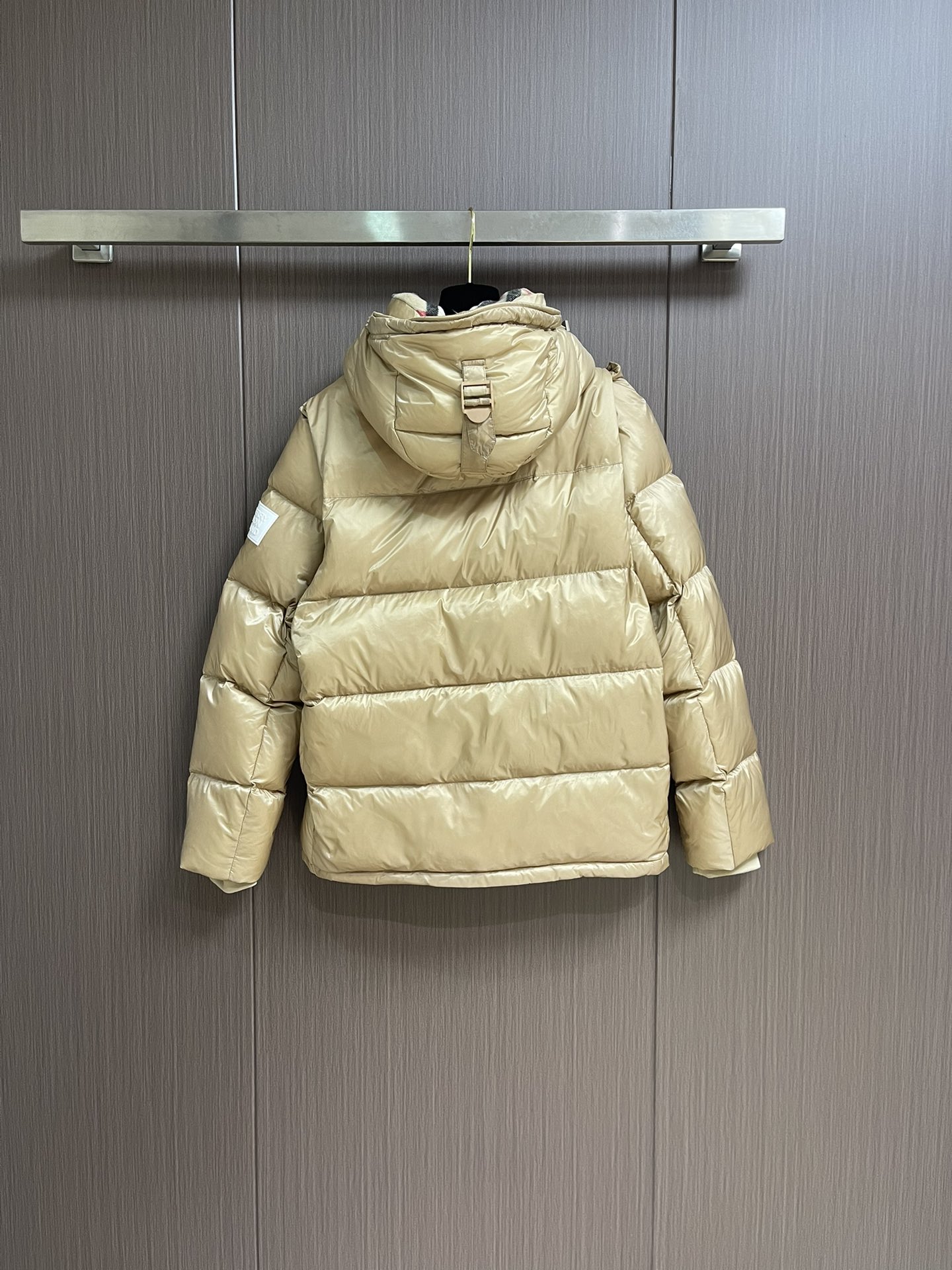 Burberry 可拆式衣袖连帽羽绒服，复古格纹内衬的高领与连帽 可拆袖变马甲造型 上身效果超级棒 舒适