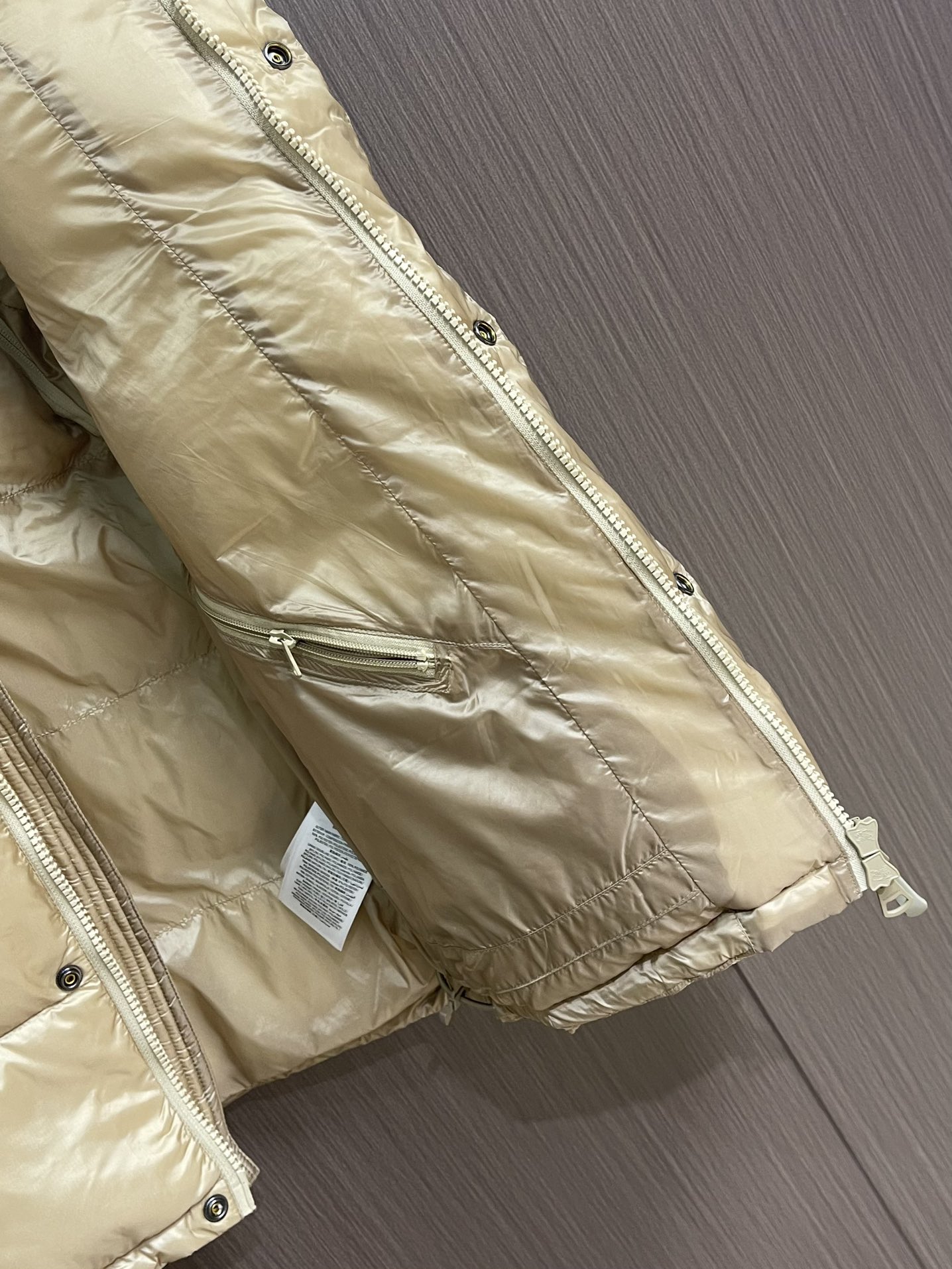 Burberry 可拆式衣袖连帽羽绒服，复古格纹内衬的高领与连帽 可拆袖变马甲造型 上身效果超级棒 舒适