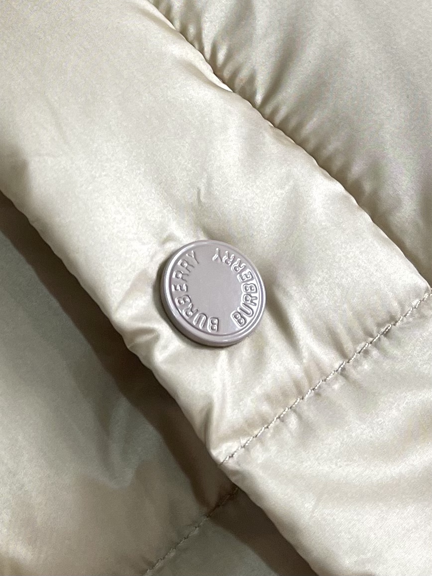 Burberry 可拆式衣袖连帽羽绒服，复古格纹内衬的高领与连帽 可拆袖变马甲造型 上身效果超级棒 舒适