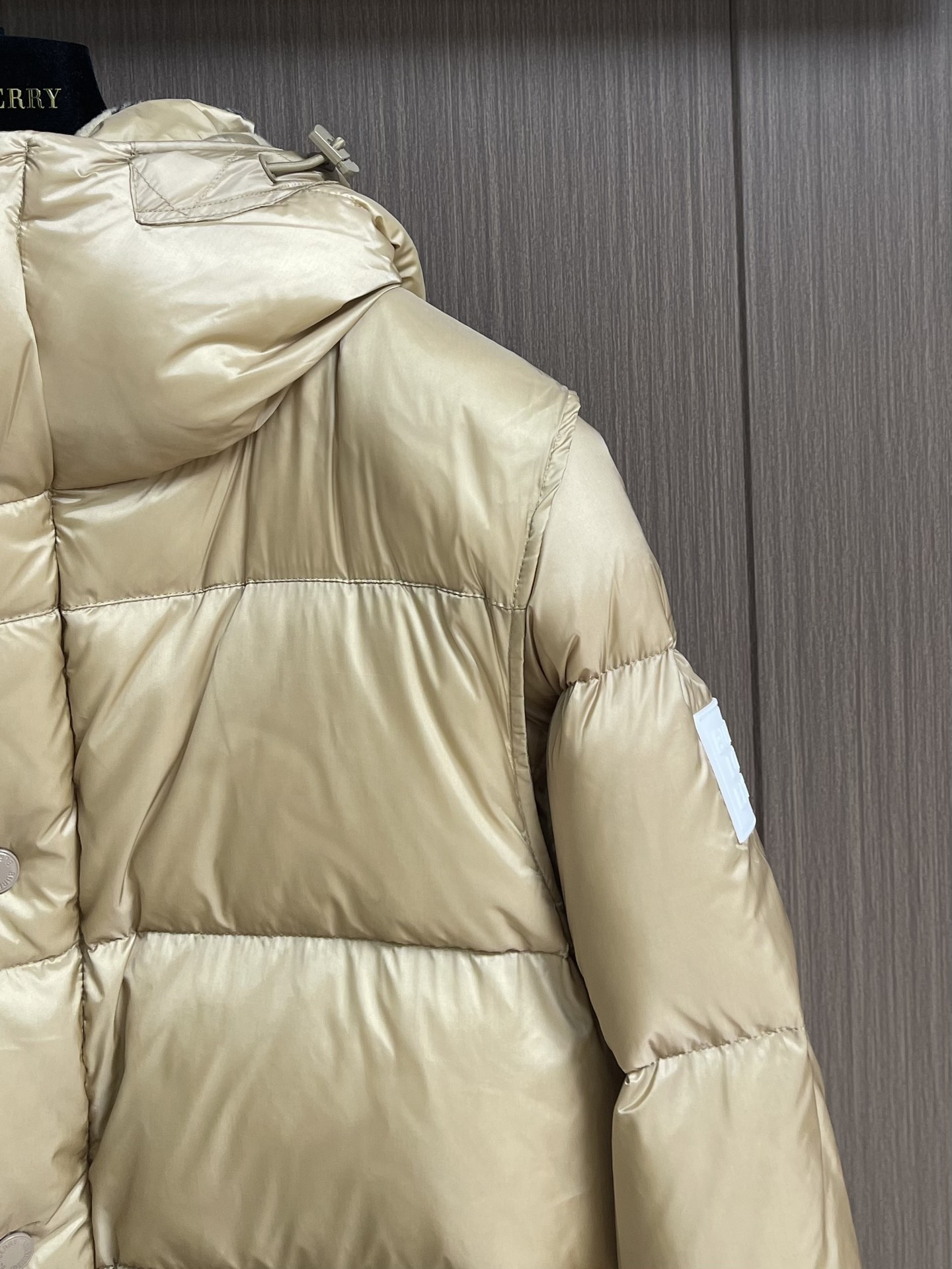 Burberry 可拆式衣袖连帽羽绒服，复古格纹内衬的高领与连帽 可拆袖变马甲造型 上身效果超级棒 舒适