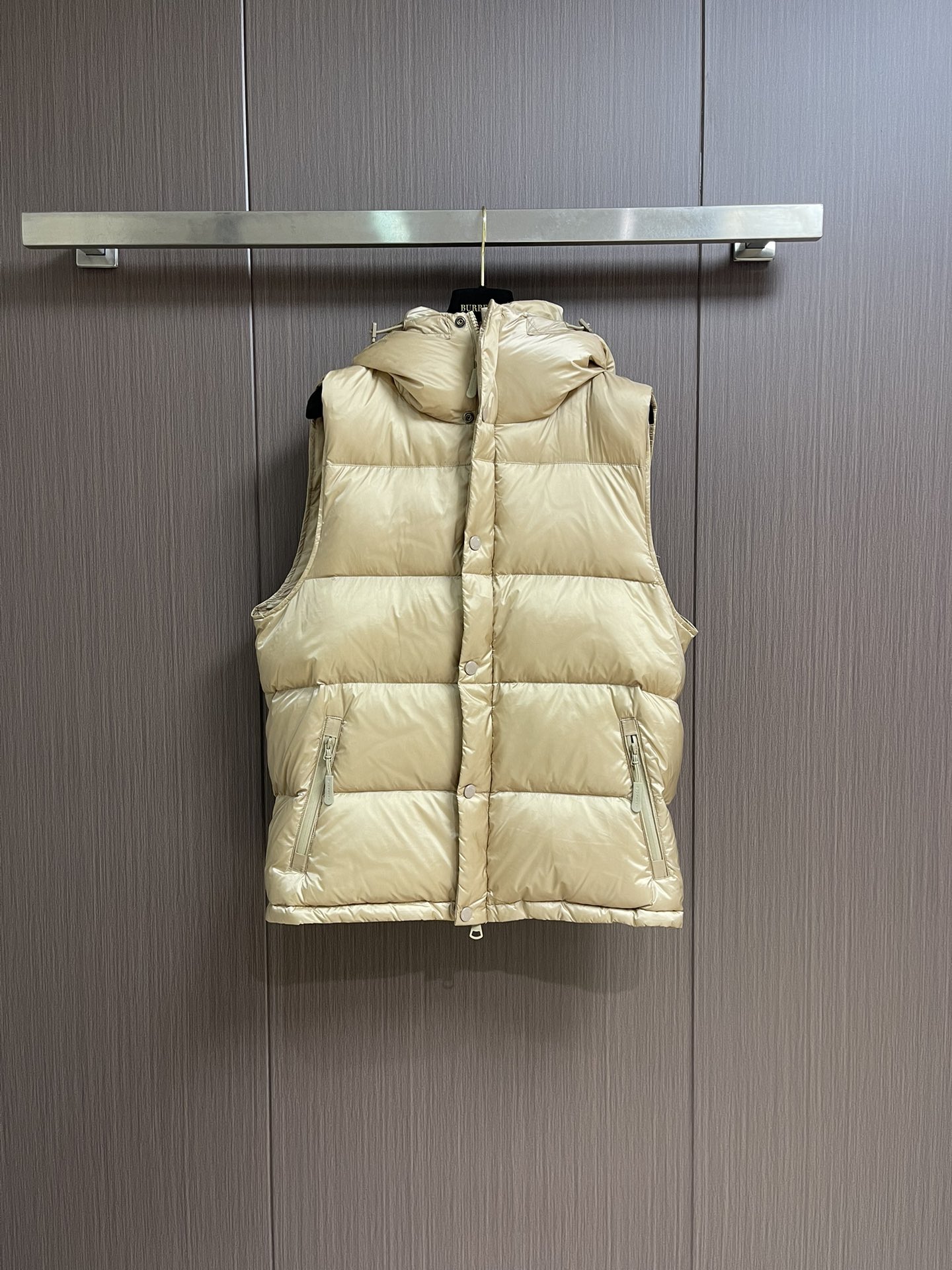 Burberry 可拆式衣袖连帽羽绒服，复古格纹内衬的高领与连帽 可拆袖变马甲造型 上身效果超级棒 舒适