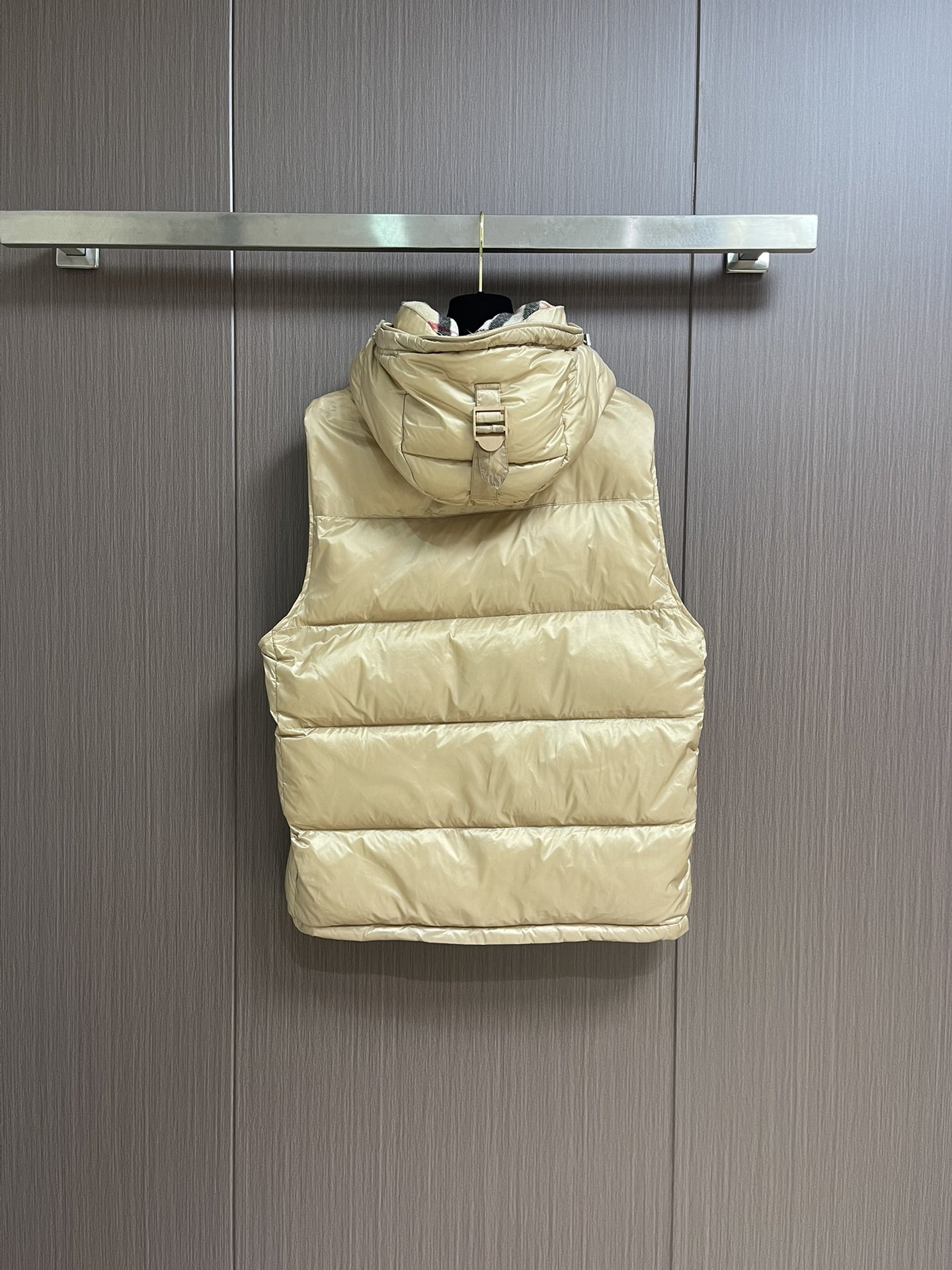 Burberry 可拆式衣袖连帽羽绒服，复古格纹内衬的高领与连帽 可拆袖变马甲造型 上身效果超级棒 舒适