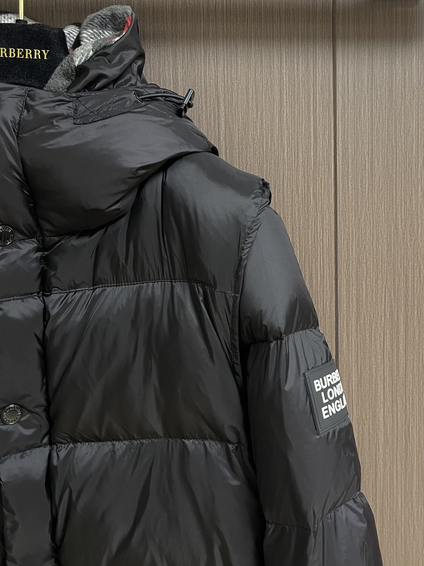 Burberry 可拆式衣袖连帽羽绒服，复古格纹内衬的高领与连帽 可拆袖变马甲造型 上身效果超级棒 舒适