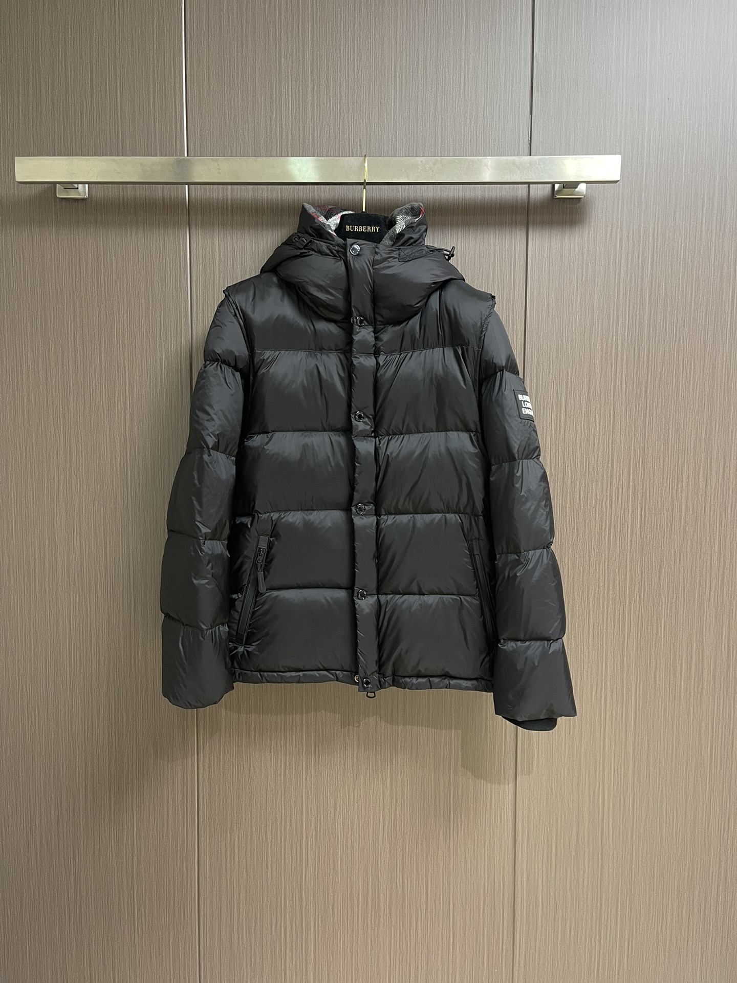 Burberry 可拆式衣袖连帽羽绒服，复古格纹内衬的高领与连帽 可拆袖变马甲造型 上身效果超级棒 舒适