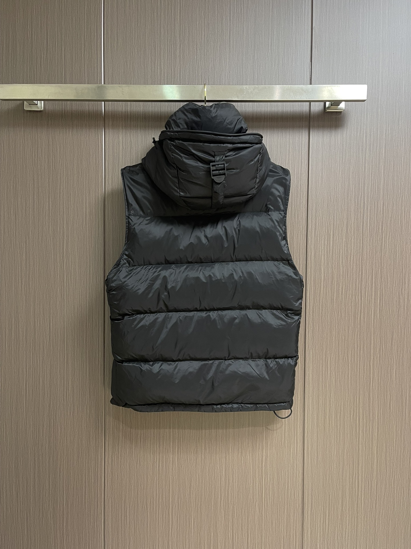 Burberry 可拆式衣袖连帽羽绒服，复古格纹内衬的高领与连帽 可拆袖变马甲造型 上身效果超级棒 舒适