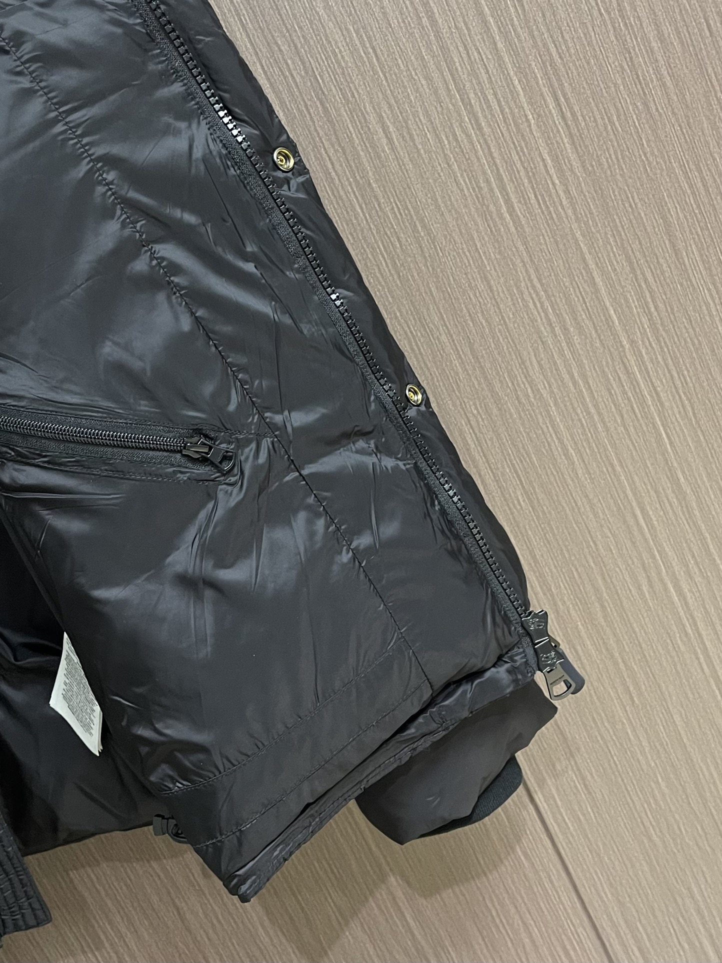 Burberry 可拆式衣袖连帽羽绒服，复古格纹内衬的高领与连帽 可拆袖变马甲造型 上身效果超级棒 舒适