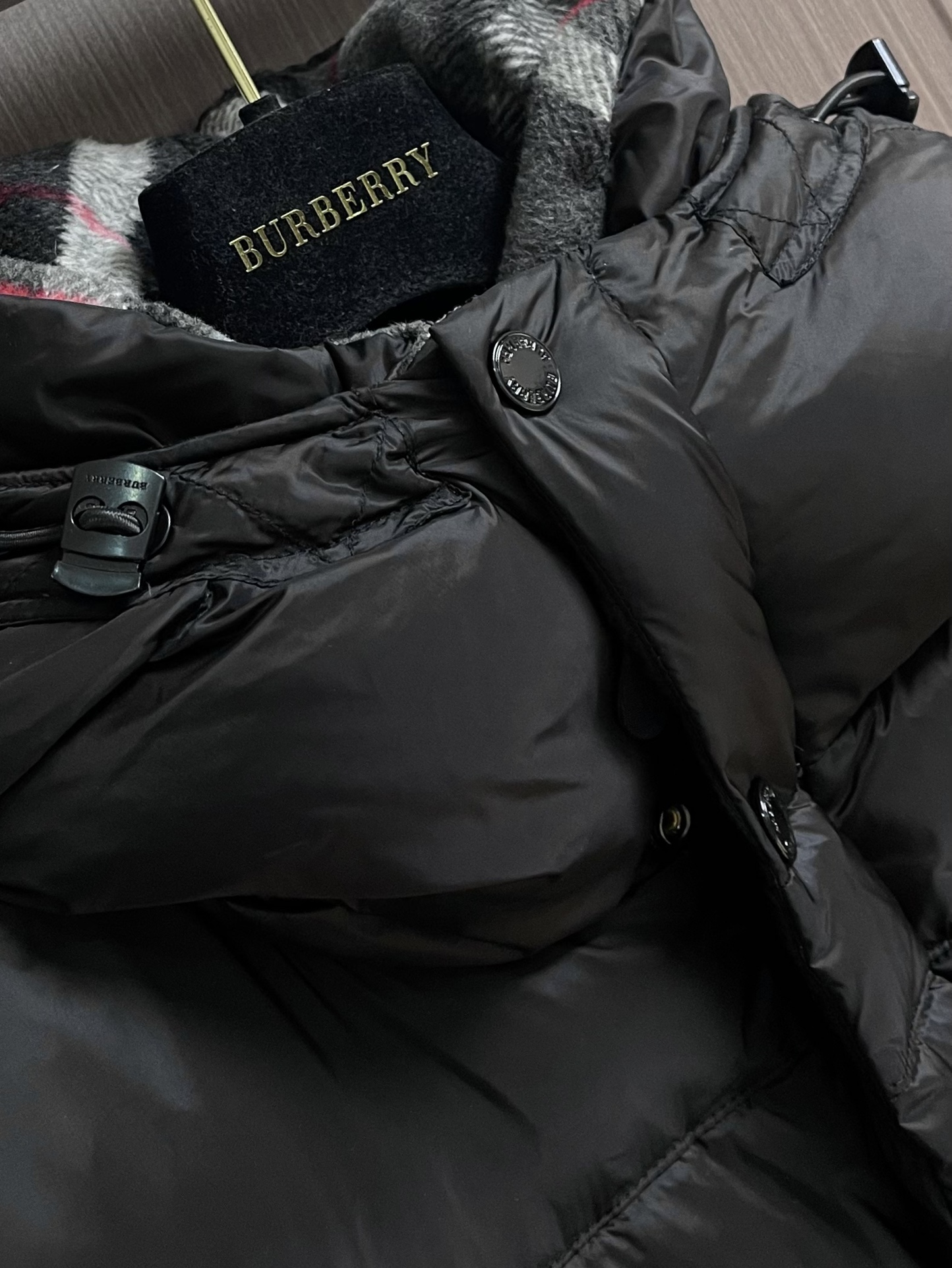 Burberry 可拆式衣袖连帽羽绒服，复古格纹内衬的高领与连帽 可拆袖变马甲造型 上身效果超级棒 舒适