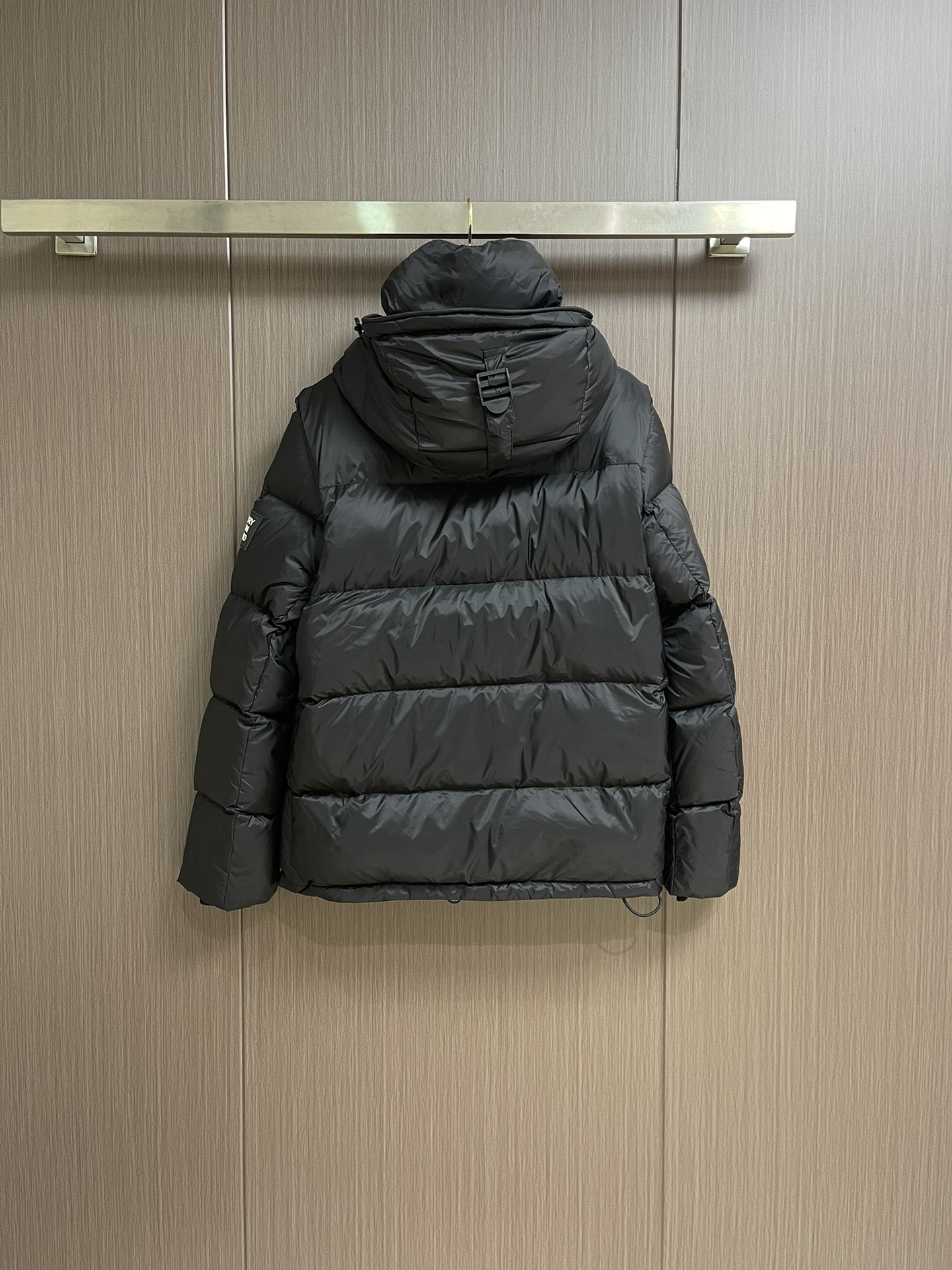 Burberry 可拆式衣袖连帽羽绒服，复古格纹内衬的高领与连帽 可拆袖变马甲造型 上身效果超级棒 舒适