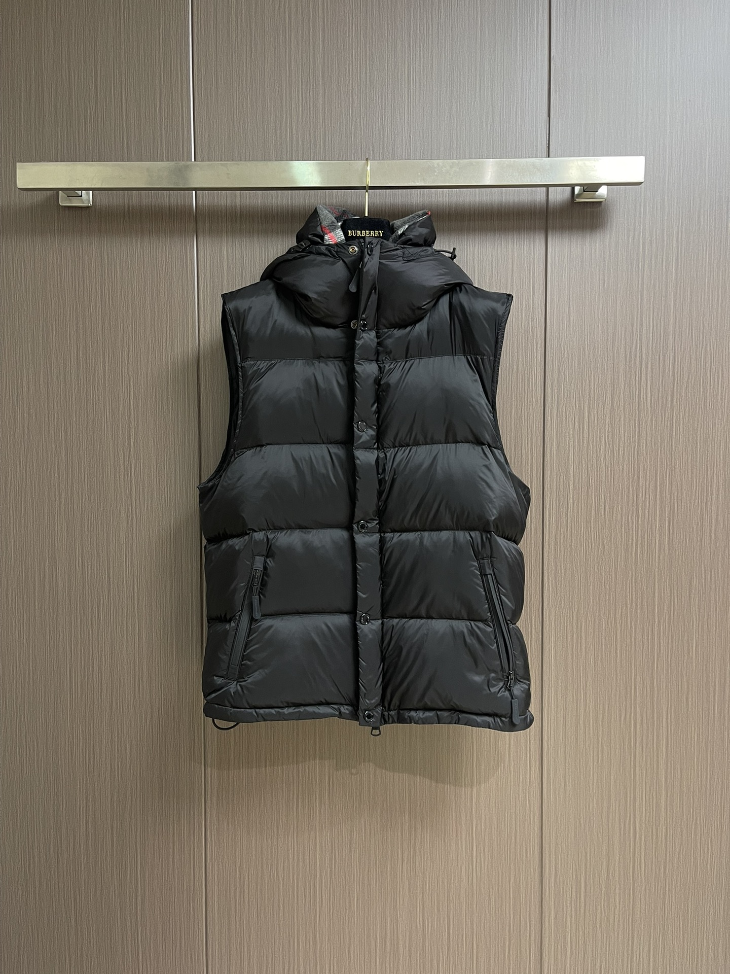 Burberry 可拆式衣袖连帽羽绒服，复古格纹内衬的高领与连帽 可拆袖变马甲造型 上身效果超级棒 舒适