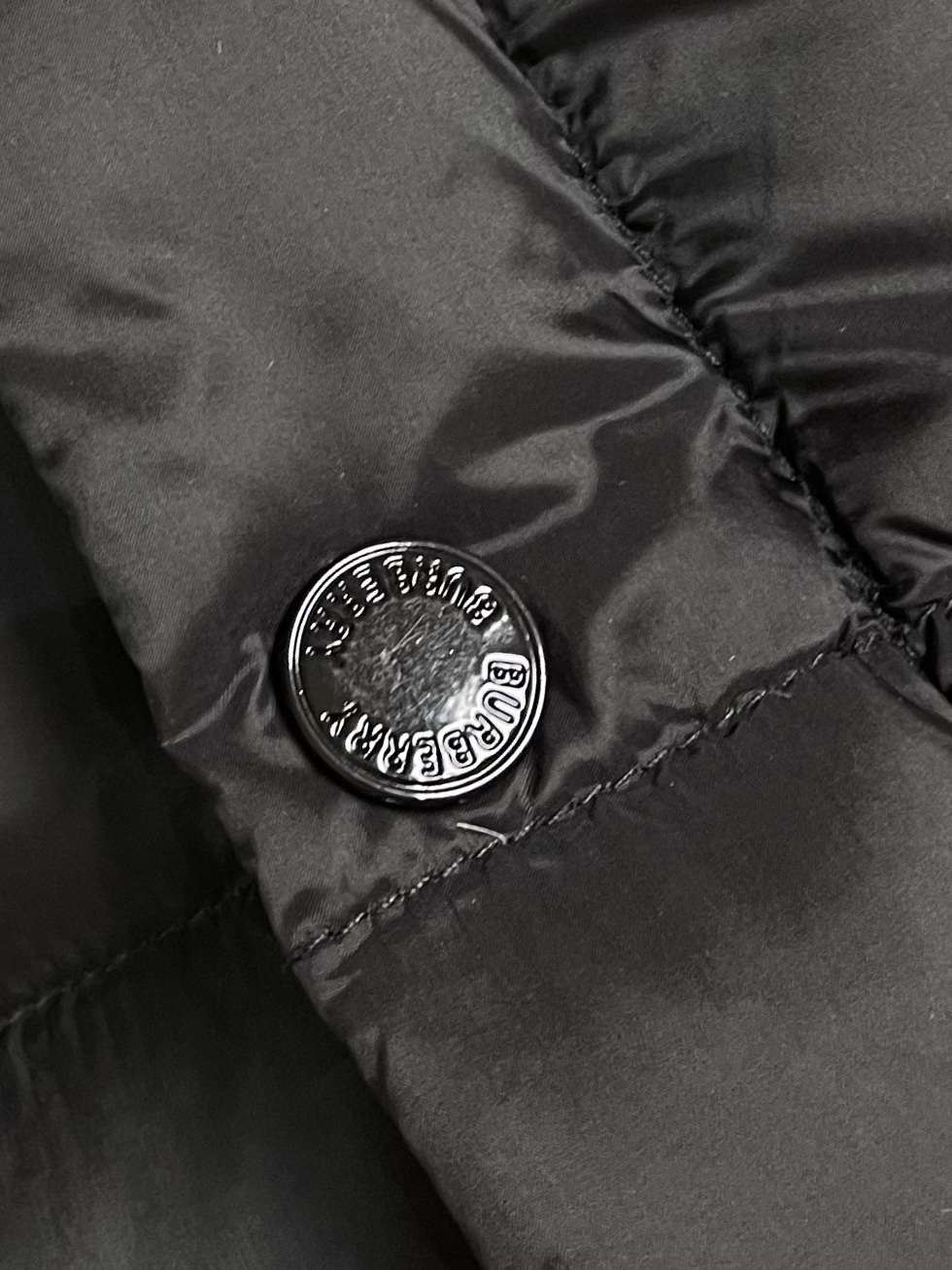 Burberry 可拆式衣袖连帽羽绒服，复古格纹内衬的高领与连帽 可拆袖变马甲造型 上身效果超级棒 舒适