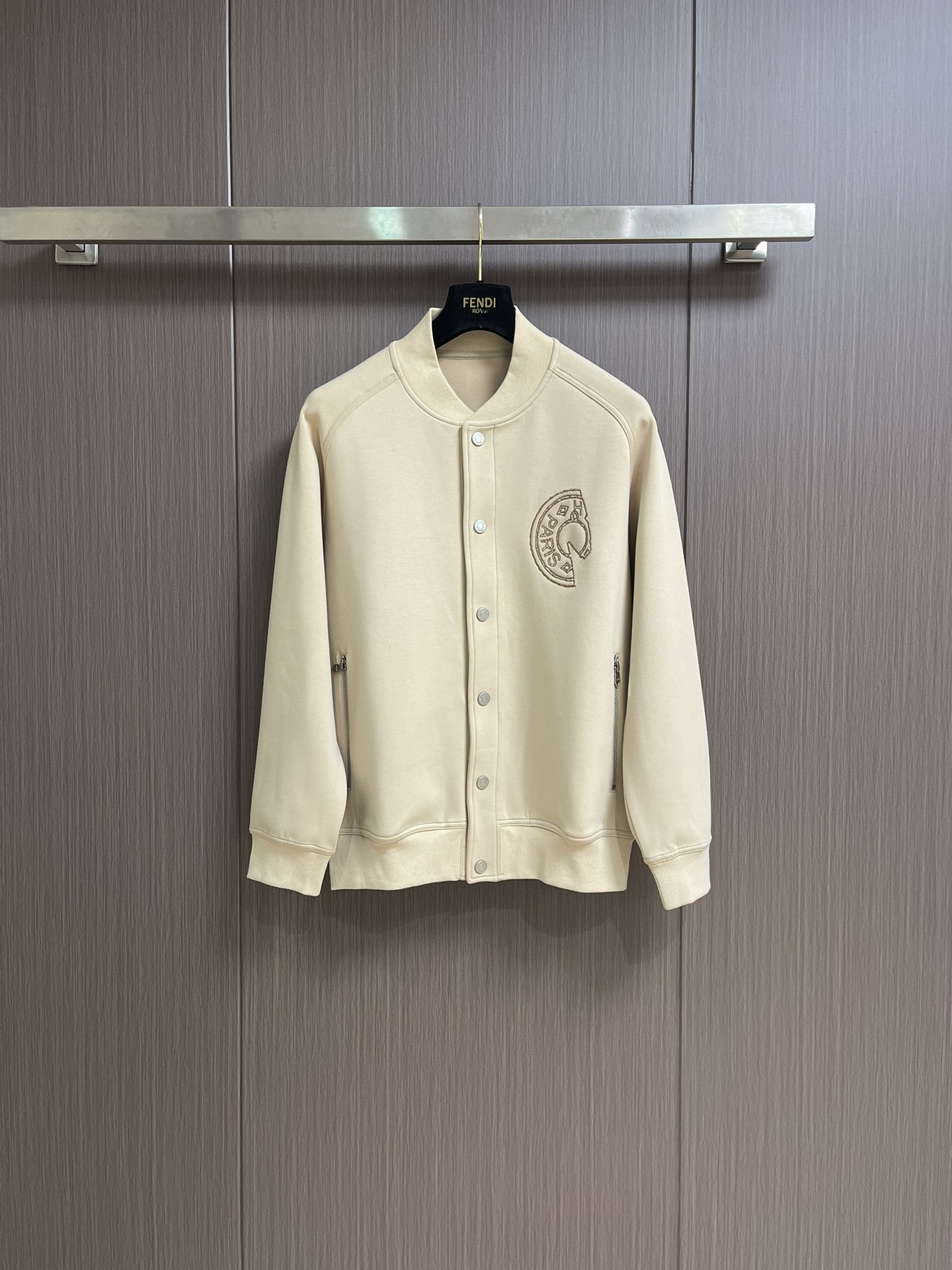 NO:519027,Hermes Jeu d'Adresse leather embroidery logo, sloping shoulder casual jacket jacket, full quality order, every detail of the workmanship is very exquisitely processed, chest leather embroidery theme, seem simple, towel flat embroidery, multi-color embroidery embroidery, cumbersome workmanship, exquisite finished product, placket button, logo letter details, side pockets, rotator sleeves, Combined style upper body can experience the theme brings youthfulness and fashion exquisiteness, slightly broad tailoring, Austrian modal fiber is known as a breathable air-layer fabric, through structural design, three pieces of fabric structure of inner, middle and outer, thus forming an air interlayer in the fabric.  Good fluffy and elastic.  To form a static air layer, it can achieve warmth effect, good wrinkle resistance, soft and comfortable, smooth and breathable warm fabric, overall, and has a good backbone, the overall upper body is upright and stylish, and the full-quality order. Size M-3XL,, hermes, jackets & coats, jackets & coats, alexander wang19860909Hermes Jeu d'Adresse 皮绣标志 溜肩休闲夹克外套 全品相订单 做工每一处细节都处理的很精致 胸口皮绣主题 看似简单 采用毛巾平绣 多色拼的点缀 做工繁琐 成品精致 门襟纽扣 标志字母细节 两侧插袋 溜肩袖 合体的版型上身就能体会主题带来年轻与时尚精致感, 微阔的剪裁,奥地利莫代尔纤维 被誉为会呼吸的空气层面料,通过结构设计采用里、中、外三片的织物结构,从而在织物中形成空气夹层．蓬松性好 手感Q弹力．以形成静止空气层,从而达到保暖效果,抗皱性佳入手柔软舒适,亲 肤爽滑透气保暖面料整体又有着很好的骨干,整体上身挺拔有型 全品相订单.尺码M-3XL,,hermes,jackets & coats,jackets & coats,alexander wang,Men's clothing