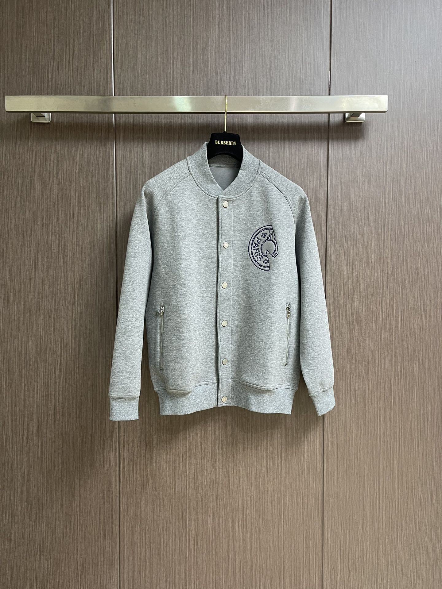 NO:520322,Hermes Jeu d'Adresse leather embroidery logo, sloping shoulder casual jacket jacket, full quality order, every detail of the workmanship is very exquisitely processed, chest leather embroidery theme, seem simple, towel flat embroidery, multi-color embroidery embroidery, cumbersome workmanship, exquisite finished product, placket button, logo letter details, side pockets, rotator sleeves, Combined style upper body can experience the theme brings youthfulness and fashion exquisiteness, slightly broad tailoring, Austrian modal fiber is known as a breathable air-layer fabric, through structural design, three pieces of fabric structure of inner, middle and outer, thus forming an air interlayer in the fabric.  Good fluffy and elastic.  To form a static air layer, it can achieve warmth effect, good wrinkle resistance, soft and comfortable, smooth and breathable warm fabric, overall, and has a good backbone, the overall upper body is upright and stylish, and the full-quality order. Size M-3XL,, hermes, jackets & coats, jackets & coats, alexander wang19860909Hermes Jeu d'Adresse 皮绣标志 溜肩休闲夹克外套 全品相订单 做工每一处细节都处理的很精致 胸口皮绣主题 看似简单 采用毛巾平绣 多色拼的点缀 做工繁琐 成品精致 门襟纽扣 标志字母细节 两侧插袋 溜肩袖 合体的版型上身就能体会主题带来年轻与时尚精致感, 微阔的剪裁,奥地利莫代尔纤维 被誉为会呼吸的空气层面料,通过结构设计采用里、中、外三片的织物结构,从而在织物中形成空气夹层．蓬松性好 手感Q弹力．以形成静止空气层,从而达到保暖效果,抗皱性佳入手柔软舒适,亲 肤爽滑透气保暖面料整体又有着很好的骨干,整体上身挺拔有型 全品相订单.尺码M-3XL,,hermes,jackets & coats,jackets & coats,alexander wang,Men's clothing