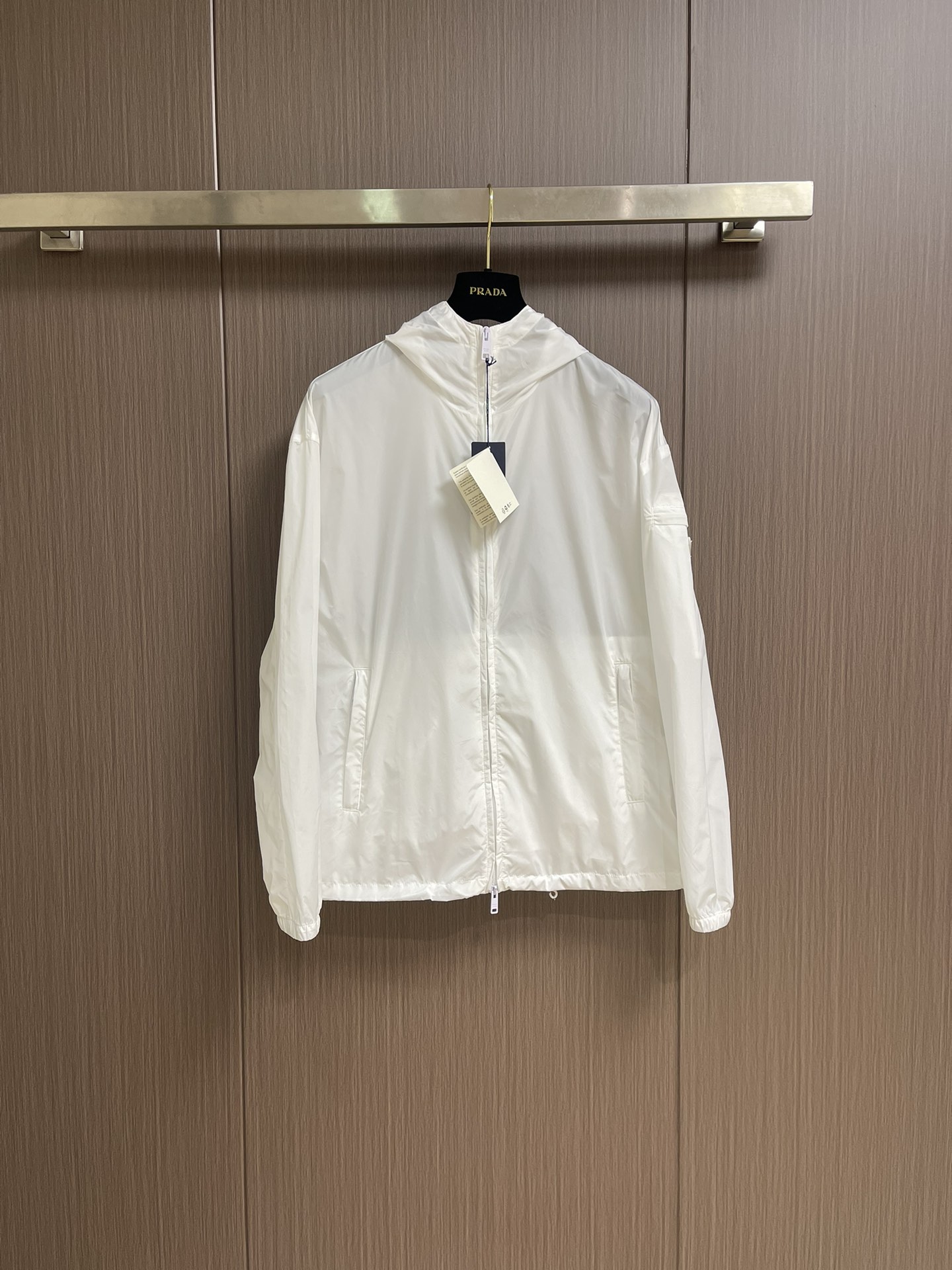 NO:519036,Prada functional zipper jacket hooded jacket, custom elegant and light and recycled nylon silk, light as feathers, comfortable skin, pure white, exudes an innate elegant temperament, neat and elegant, smooth and natural lines, complementing the pure white, the exquisite triangle logo on the side blooms the brand charm, simple but elegant, the hood flutters gently, adding a sense of agility and elegance to the overall shape, with its unique clothing and body agility switching design, becoming a model of the perfect fusion of fashion and function, custom painting templates and carving sewing lines are precisely controlled by the mockup to ensure the precise positioning of the Prada triangle mark. The fine sewing of the label and the edge of the jacket form a subtle transition, the template opens the bag, and the preset template guides the position of the bag, shape and size, and accuracy ensures the quality of the bag opening effect, and ergonomic three-dimensional cutting  Return to the traditional craftsmanship techniques through segmentation, folding, shrinking, and stretching techniques. The so-called slow work produces fine work is respect for materials and the pursuit of hand feeling. Complex workmanship, cumbersome, slow time, and high loss. Size S-XL,, prada, jackets & coats, jackets & coats, hats, alexander wang19860909Prada 功能性拉链夹克连帽外套,定制雅韵轻坚再生尼龙绸 轻盈如羽 舒适贴肤 以一袭纯净之白 散发着与生俱来的高雅气质 剪裁利落大方 线条流畅自然 与纯净的白色相得益彰 侧面那枚精致三角形徽标绽放品牌魅力 简约而不失高雅 风帽轻轻飘动 为整体造型增添了一份灵动与飘逸以其独特的服饰包体灵动切换设计 成为时尚与功能完美融合的典范之作,定制画样模版机车缝 通过画样机精确控制缝纫线路 确保Prada三角标精准定位 标签与夹克边缘的精细缝纫形成了微妙的过渡,模版机开袋 预设的模板来指导开袋的位置 形状和大小 精确性确保了开袋效果质量,人体学立体裁剪 回归传统工艺手法 通过分割 折叠 抽缩 拉展技术手法 所谓慢工出细活 是对材料的尊重 对手感的追求 做工复杂 繁琐 时效慢 损耗高.尺码S-XL,,prada,jackets & coats,jackets & coats,hats,alexander wang,Men's clothing