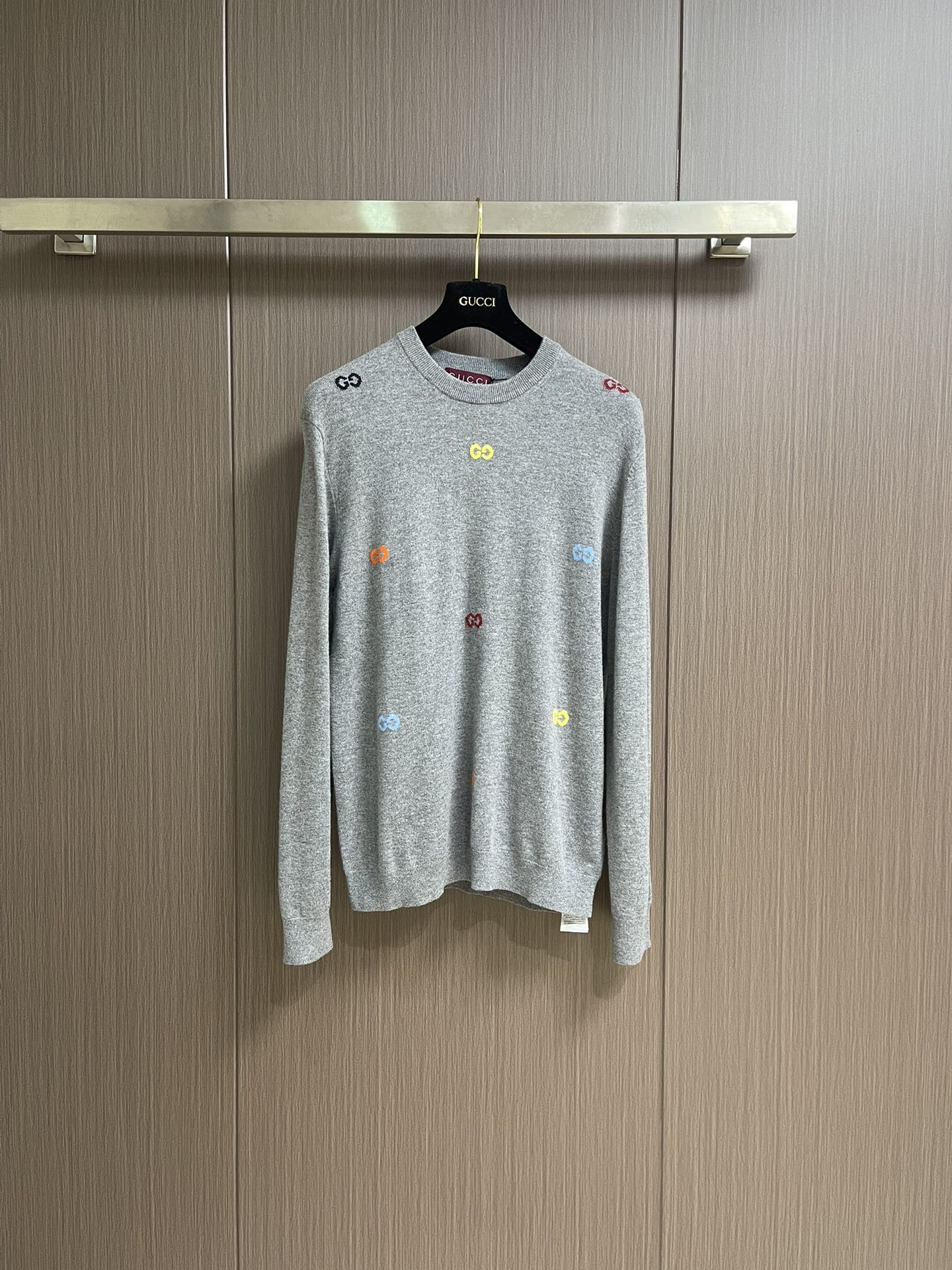 NO:519030,GUCCI multi-color GG inlay wool knitted sweater, the 2025ss early autumn series uses concentrated gray tones, cleverly embellishing elegant floral embroidery, embossing logo and other craftsmanship details to show the brand's charm. This knitted pullover is made of grey fine cashmere, ingeniously embellishing multi-color GG inlay, giving full play to its unique style. Size S-XL, gucci, sweaters, alexander wang19860909GUCCI 多色GG嵌花羊毛针织毛衣,2025ss早秋系列选用沉敛的灰色色调,巧妙点缀雅致花卉刺绣、压花标识等工艺细节,一展品牌魅力.这款针织套衫以灰色精细山羊绒打造,匠心缀饰多色GG嵌花,尽释别样风采.尺码S-XL,,gucci,sweaters,alexander wang,Men's clothing