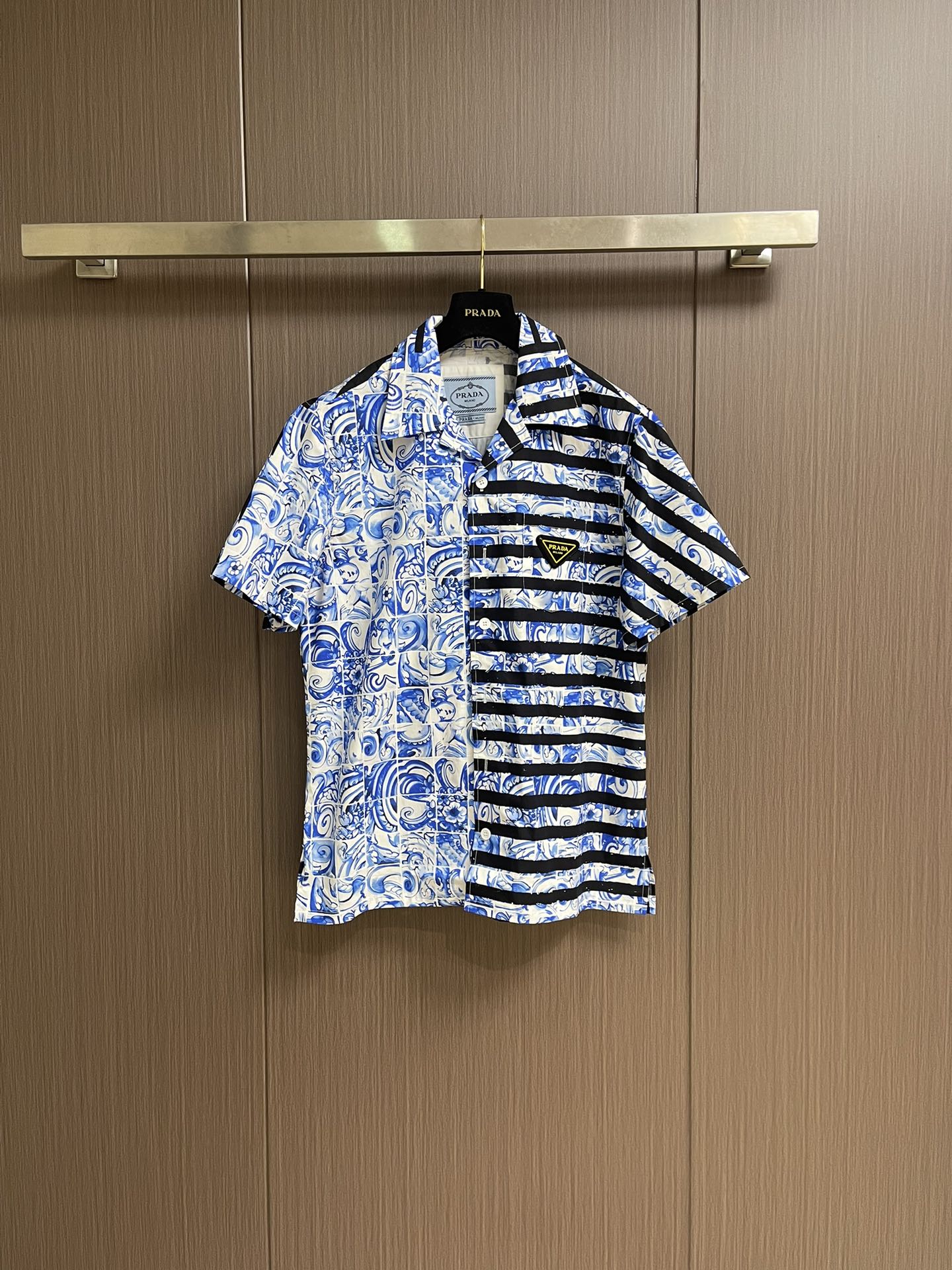 NO:518385,Prada ss autumn new spliced ​​striped poplin short-sleeved shirt, this shirt is made of elastic poplin, and the square cut recreates the silhouette of the bowling shirt. It has a visual impact. The bright and timeless retro print is rooted in the Prada gene and is praised by the Prada series, aiming to create bold combinations and break through the traditional design style. Size 46-48-50-52 S-XL,,prada,shirts,T-shirt,alexander wang19860909Prada ss秋季新款拼接条纹府绸短袖衬衫,这款衬衫选材弹力府绸,方正剪裁重现保龄球衫廓形.颇具视觉冲击力.鲜明而隽永的复古印花植根于Prada基因,为Prada系列所推崇,意在创造大胆的组合,突破传统的设计风格. 尺码46-48-50-52 S-XL,,prada,shirts,T-shirt,alexander wang,Men's clothing