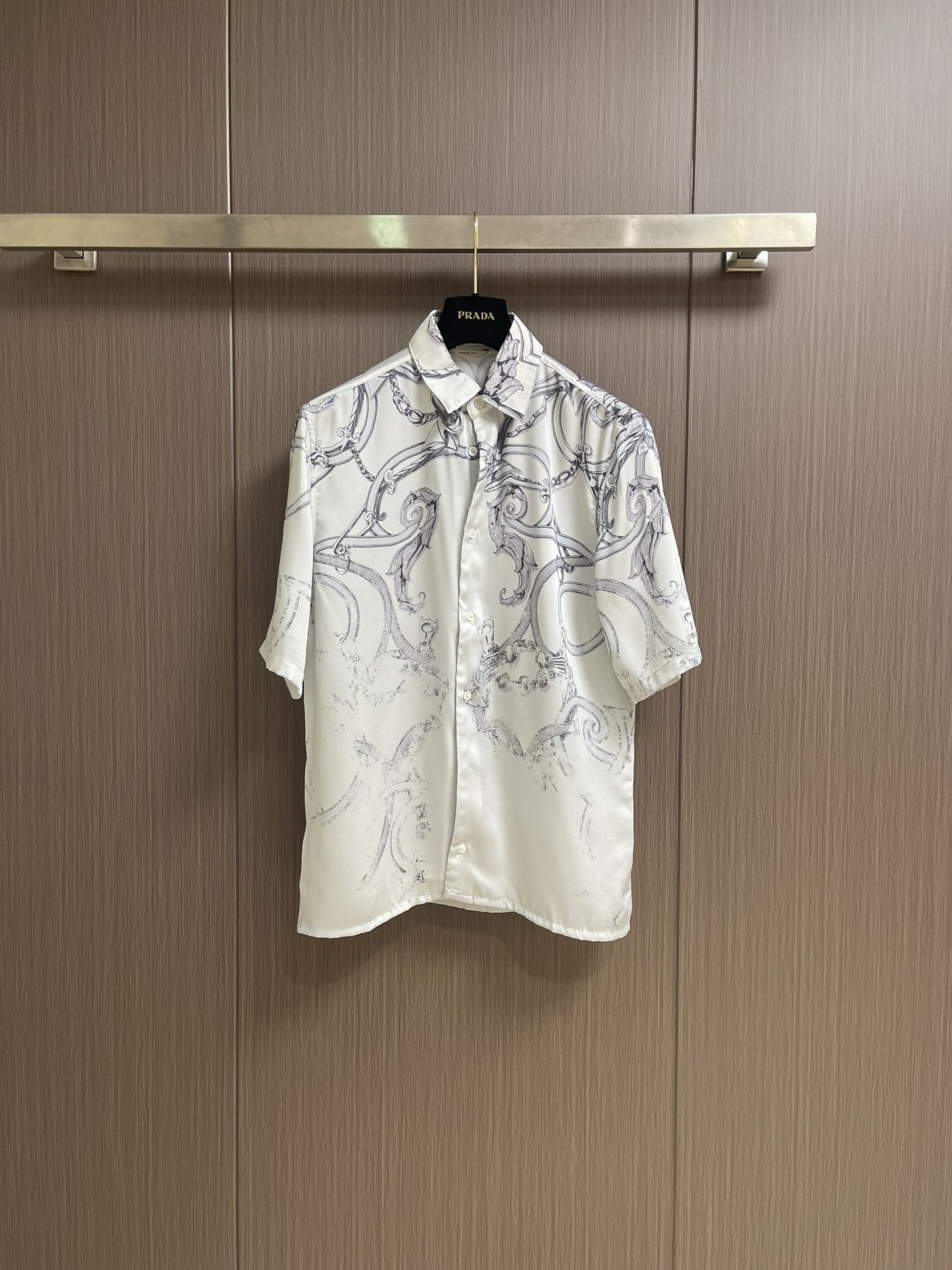 NO:518383,HERMES ss Spring and Summer Show Short Sleeve Silk Shirt 'LIInstruction du Roy Patine' Straight Shirt, Silk Straight Shirt, Adorned with 'LIInstruction du Roy Patine' pattern print. Artificial silk, pure mother-of-pearl buttons. Size 39-40-41-42 S-XL,,hermes,shirts,T-shirt,real silk,alexander wang19860909HERMES ss春夏秀款短袖真丝衬衫'LInstruction du Roy Patine'直筒衬衫,丝绸直筒衬衫,饰有'LInstruction du Roy Patine'图案印花.人造真丝,纯珍珠母贝纽扣. 尺码39-40-41-42 S-XL,,hermes,shirts,T-shirt,real silk,alexander wang,Men's clothing