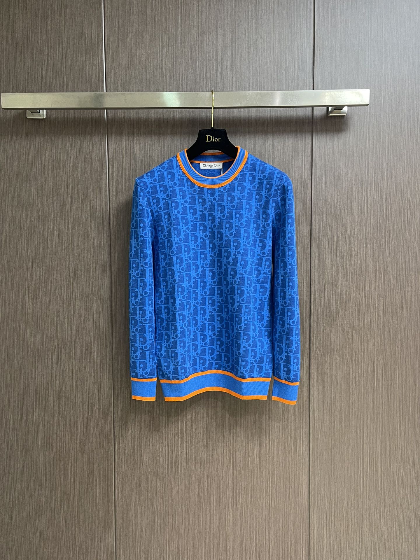 NO:520321,Dior 2025SS autumn and winter round neck knit sweater, imported fabric, international standard density sweater, versatile sweater, durable and not easy to deform, excellent style, and can easily hold all styles. It is made of selected wool and cashmere blended fabrics, presenting jacquard worsted patterns and creating a delicate design sense. The design makes the upper body more elegant and perfectly conform to the fashion concept of the latest series style. Size M-3XL, dior, sweaters, alexander wang19860909Dior 2025SS秋冬圆领针织毛衣,进口面料,国际标准密度针织衫,百搭毛衣,耐穿不易变形,版型极好,各种风格都能轻松hold住,精选羊毛和羊绒混纺面料制成,呈现提花精纺图案,缔造精致设计感.设计让上身更具有气质,完美的符合最新系列风格的时尚理念.尺码M-3XL,,dior,sweaters,alexander wang,Men's clothing