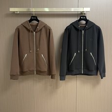 lP🆕 LoroPiana 2025SS早秋经典百搭男士连帽外套 胸口精致刺绣logo点缀 经典而不失细 lP🆕 LoroPiana 2025SS早秋经典百搭男士连帽外套 胸口精致刺绣logo点缀 经典而不失细