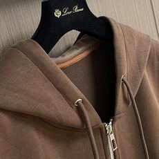 lP🆕 LoroPiana 2025SS早秋经典百搭男士连帽外套 胸口精致刺绣logo点缀 经典而不失细 lP🆕 LoroPiana 2025SS早秋经典百搭男士连帽外套 胸口精致刺绣logo点缀 经典而不失细