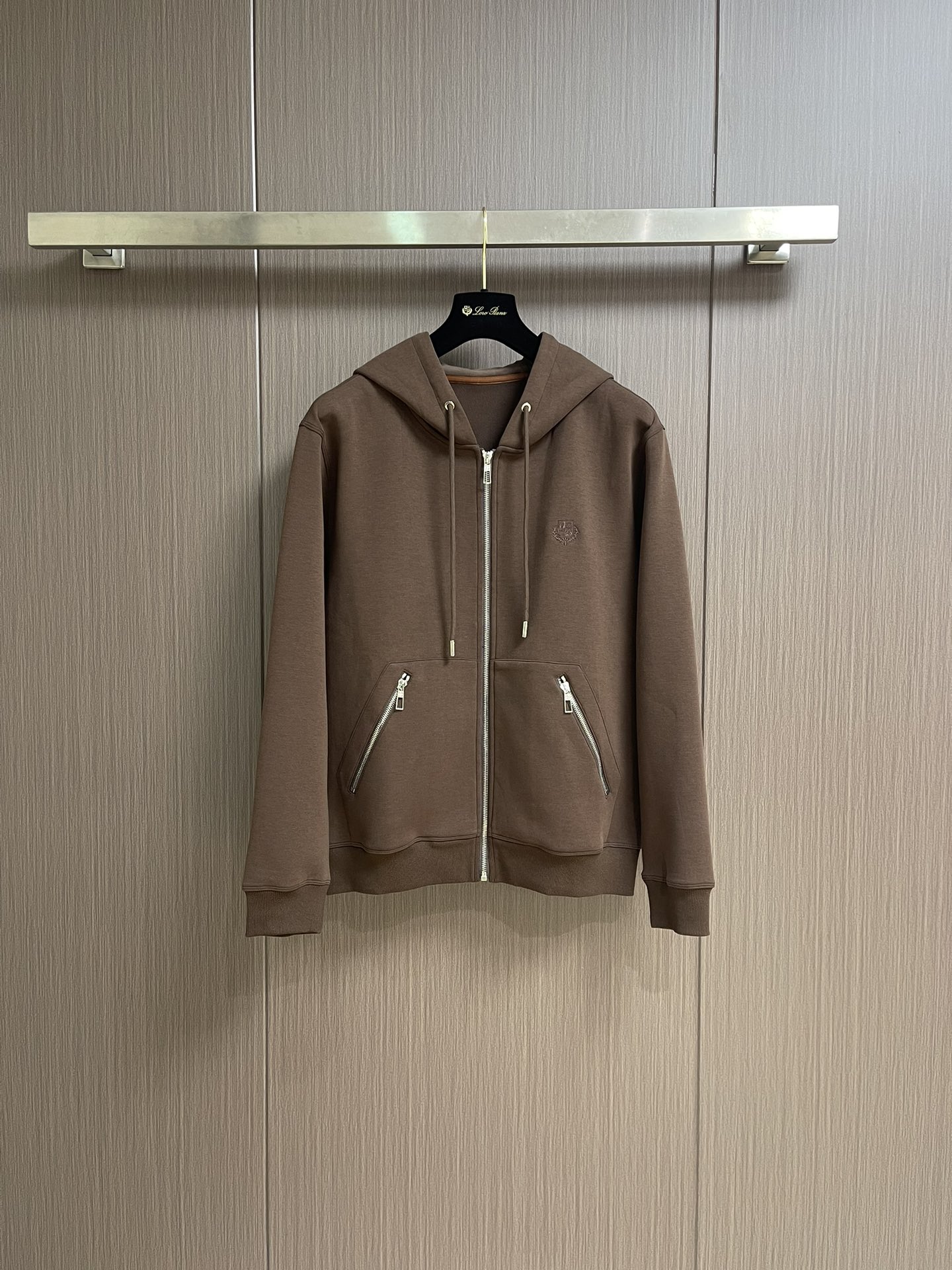 lP🆕 LoroPiana 2025SS早秋经典百搭男士连帽外套 胸口精致刺绣logo点缀 经典而不失细