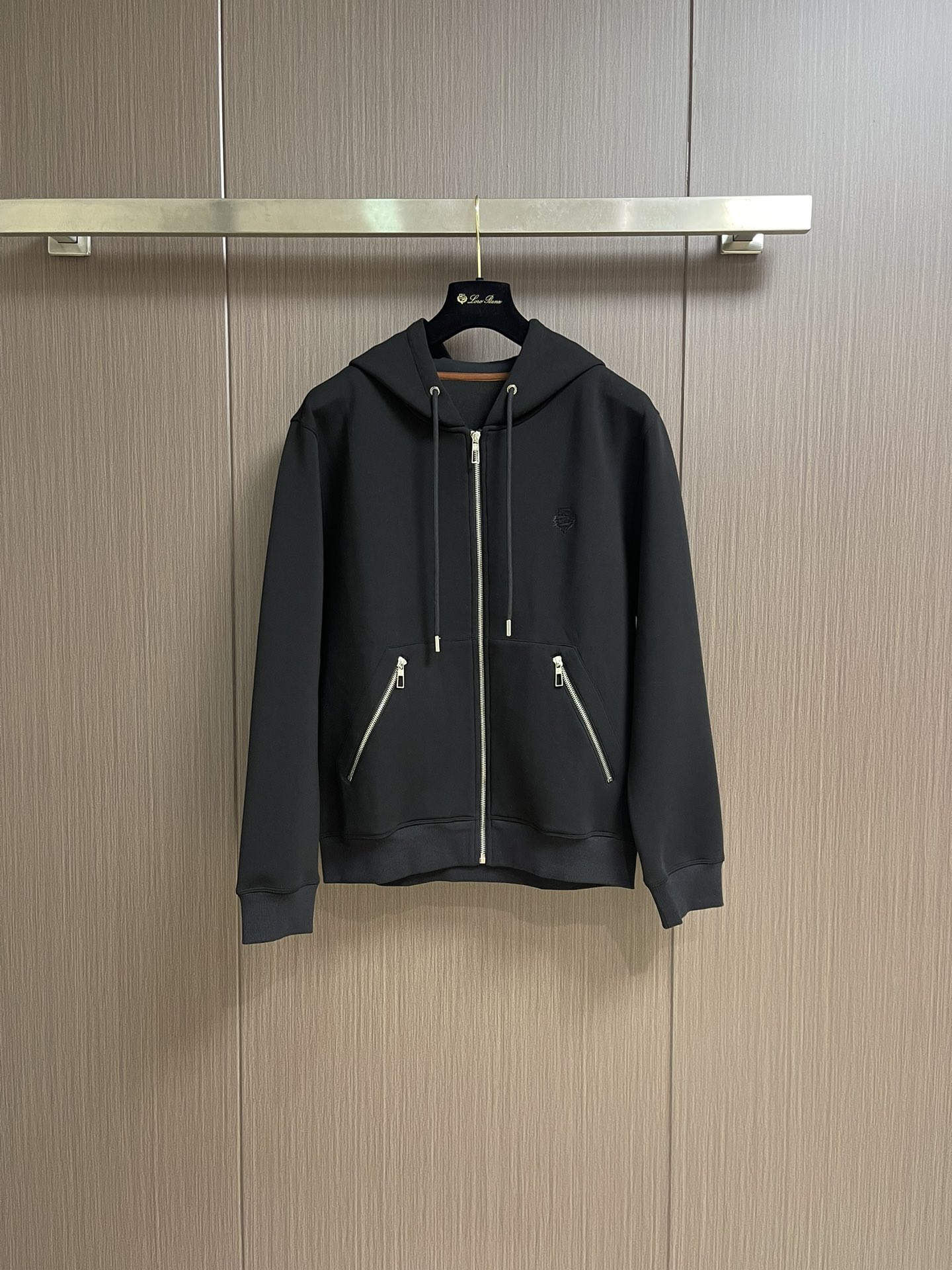 NO:520313,LP Loropiana 2025SS early autumn classic versatile men's hooded jacket with exquisite embroidery logo embellishment on the chest. Classic without losing the highlights of details. Combined tailoring. Zippered pockets on both sides. The fabric uses a frosted air layer. It is known as a breathable fabric. Through the structural design, three pieces of fabric structures are used in the inner, middle and outer layers, thus forming an air interlayer in the fabric.  Fluffy and good feel Q elasticity.  To form a static air layer, it can achieve warmth and has good wrinkle resistance, soft and comfortable, smooth and breathable warm fabric, overall, and has a good backbone, and the overall body is firm!  Size M-3XL, loro piana, loro piana, jackets & coats, hats, alexander wang19860909LP Loropiana 2025SS早秋经典百搭男士连帽外套 胸口精致刺绣logo点缀 经典而不失细节亮点 合体的剪裁 两侧拉链口袋 面料采用磨毛空气层 被誉为会呼吸的面料,通过结构设计采用里、中、外三片的织物结构,从而在织物中形成空气夹层．蓬松性好手感Q弹力．以形成静止空气层,从而达到保暖效果,抗皱性佳入手柔软舒适,亲 肤爽滑透气保暖面料整体又有着很好的骨干,整体上身挺括！尺码M-3XL,,loro piana,loro piana,jackets & coats,hats,alexander wang,Men's clothing