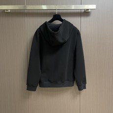 lP🆕 LoroPiana 2025SS早秋经典百搭男士连帽外套 胸口精致刺绣logo点缀 经典而不失细 lP🆕 LoroPiana 2025SS早秋经典百搭男士连帽外套 胸口精致刺绣logo点缀 经典而不失细